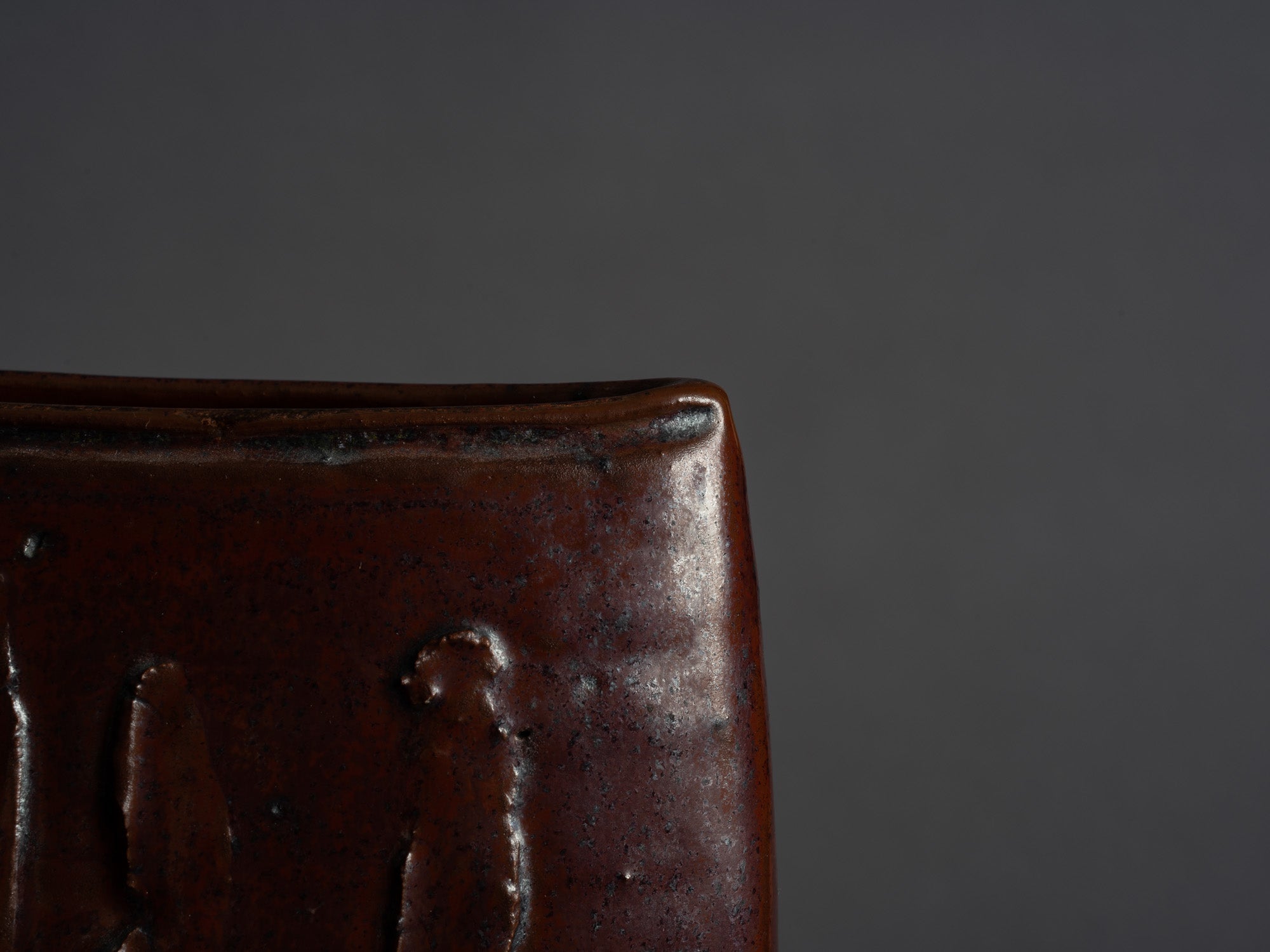Vase en grès par Yvonne Seyve & Josiane Chaudet, France (vers 1970)..Rare free form stoneware vase by Yvonne Seyve & Josiane Chaudet, France (circa 1970)