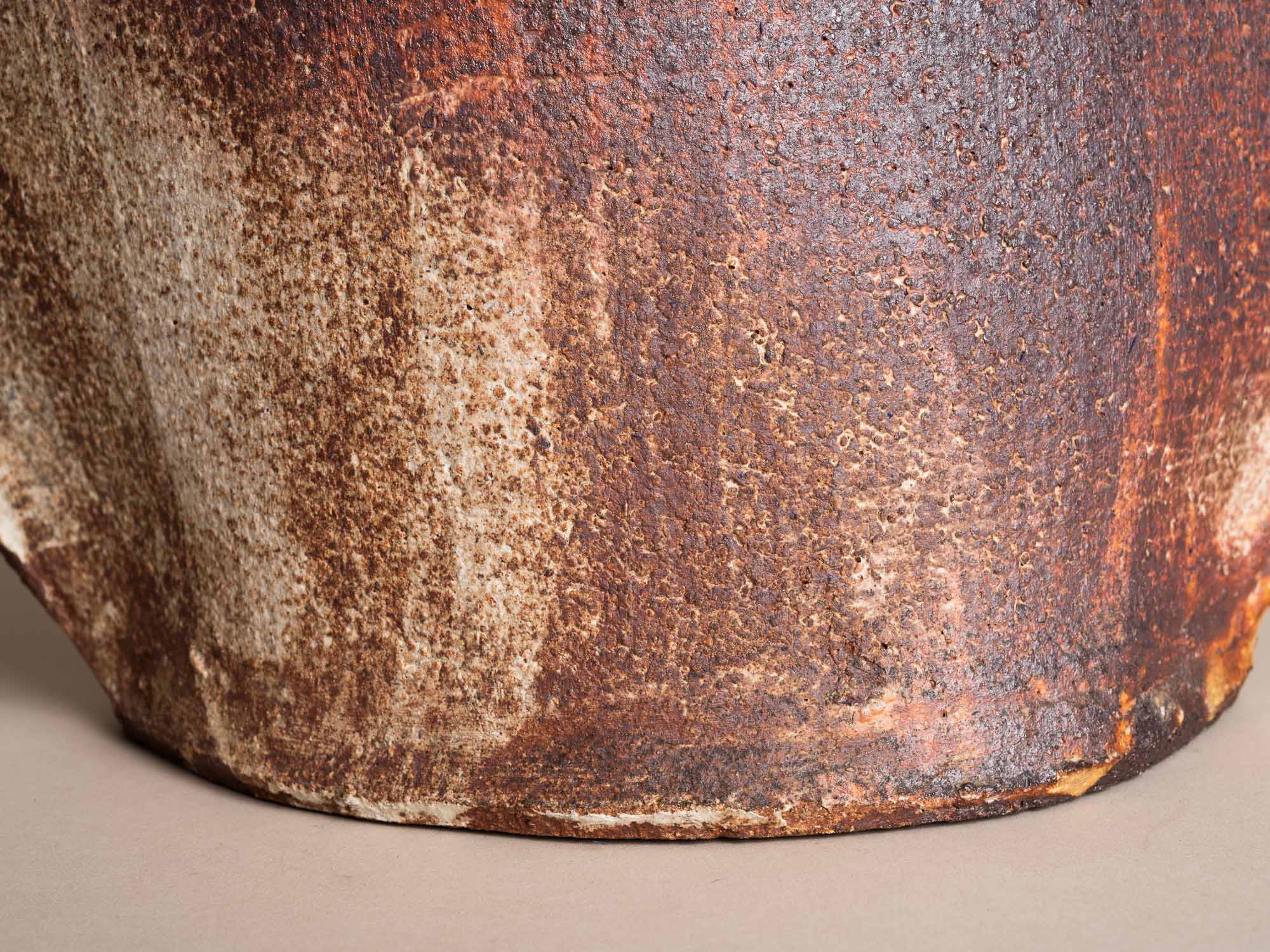 Rare vase monumental en grès de La Borne par Jacques Laroussinie, France (vers 1975)..Rare monumental stoneware vase from La Borne by Jacques Laroussinie, France (circa 1975)