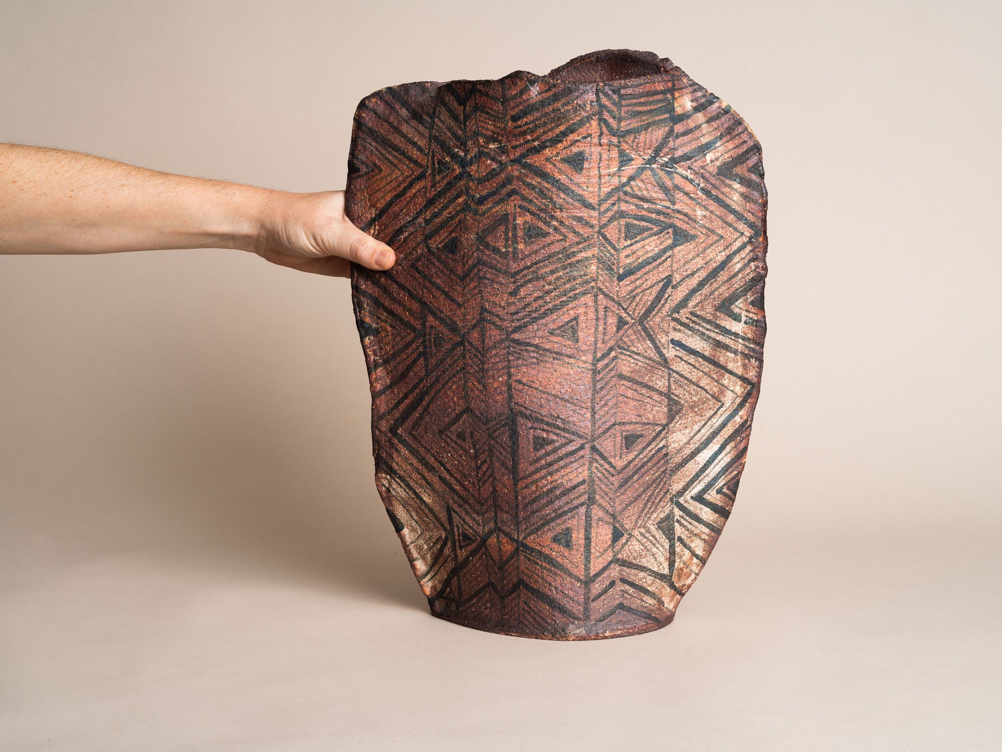 Rare vase monumental en grès de La Borne par Jacques Laroussinie, France (vers 1975)..Rare monumental stoneware vase from La Borne by Jacques Laroussinie, France (circa 1975)