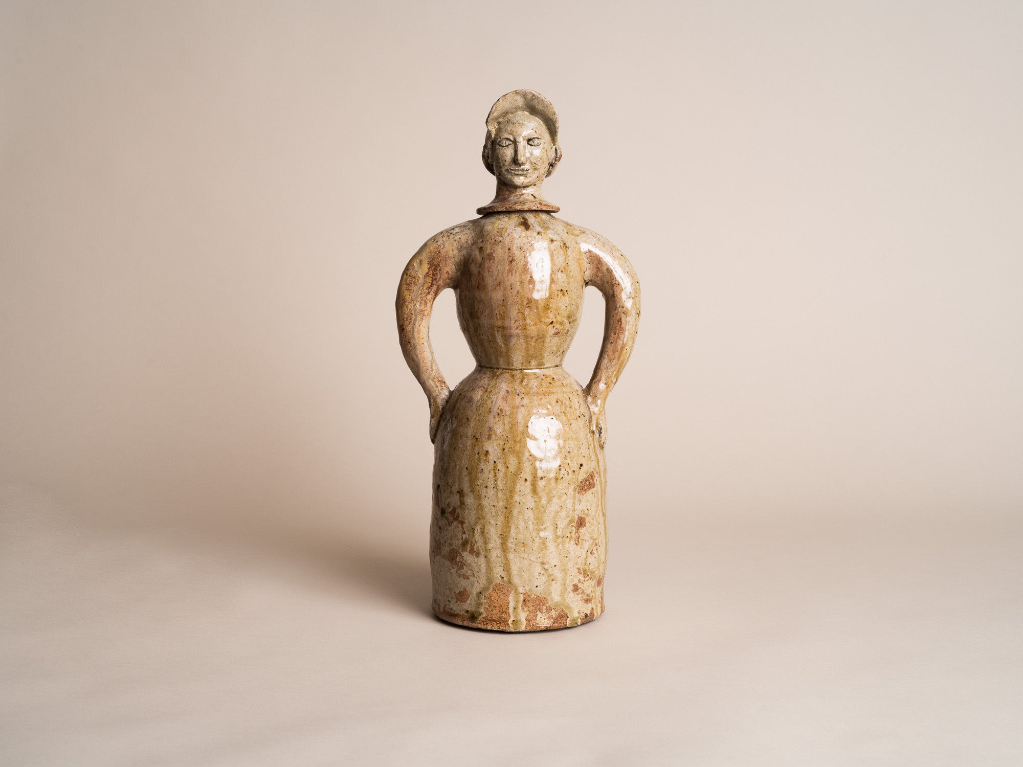 Rare sculpture‑bouteille anthropomorphe en grès de La Borne par Guy Bernon, France (vers 1960)..Anthropomorphic La Borne stoneware sculptural bottle by Guy Bernon, France (circa 1960)