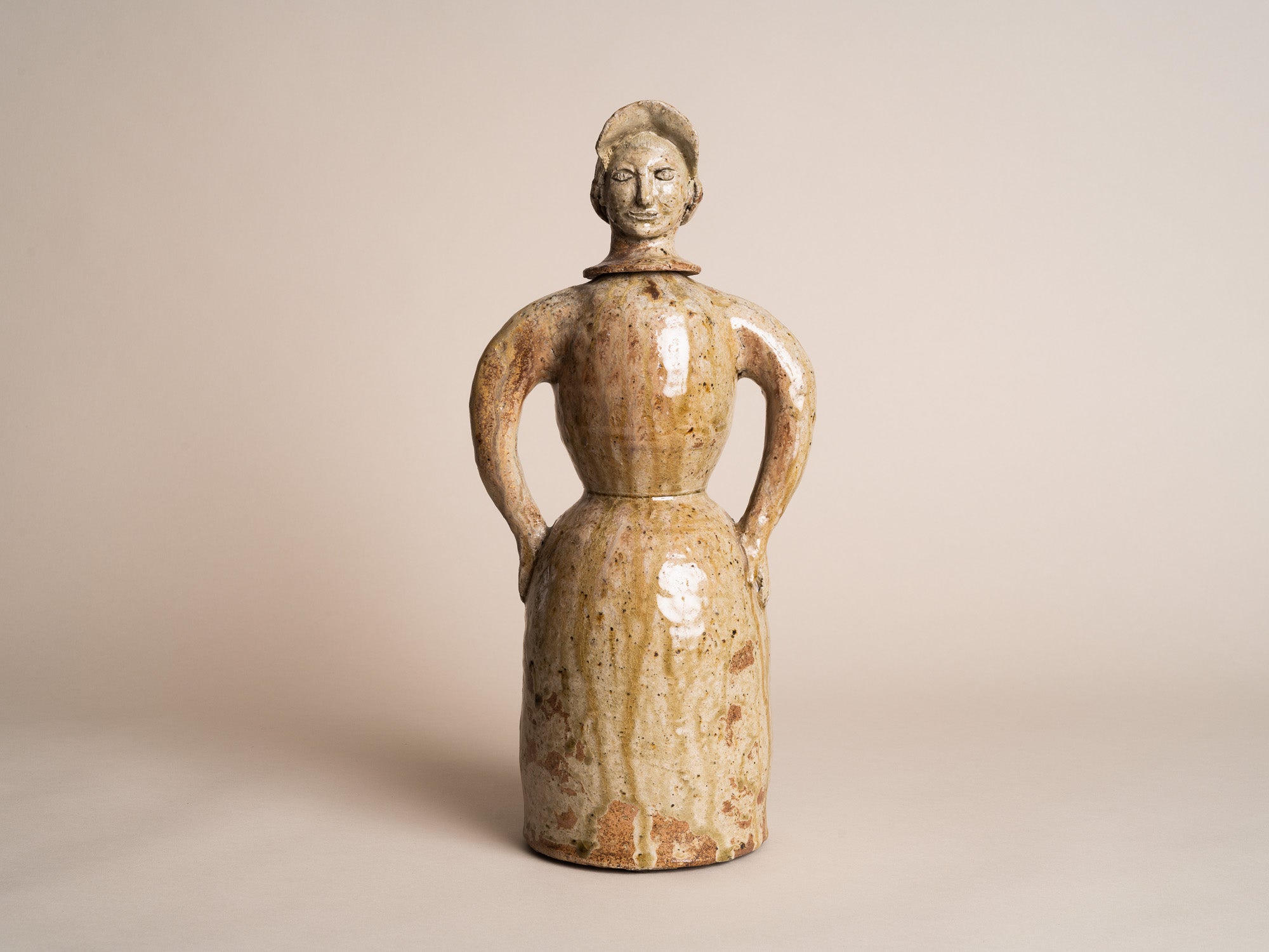 Rare sculpture‑bouteille anthropomorphe en grès de La Borne par Guy Bernon, France (vers 1960)..Anthropomorphic La Borne stoneware sculptural bottle by Guy Bernon, France (circa 1960)