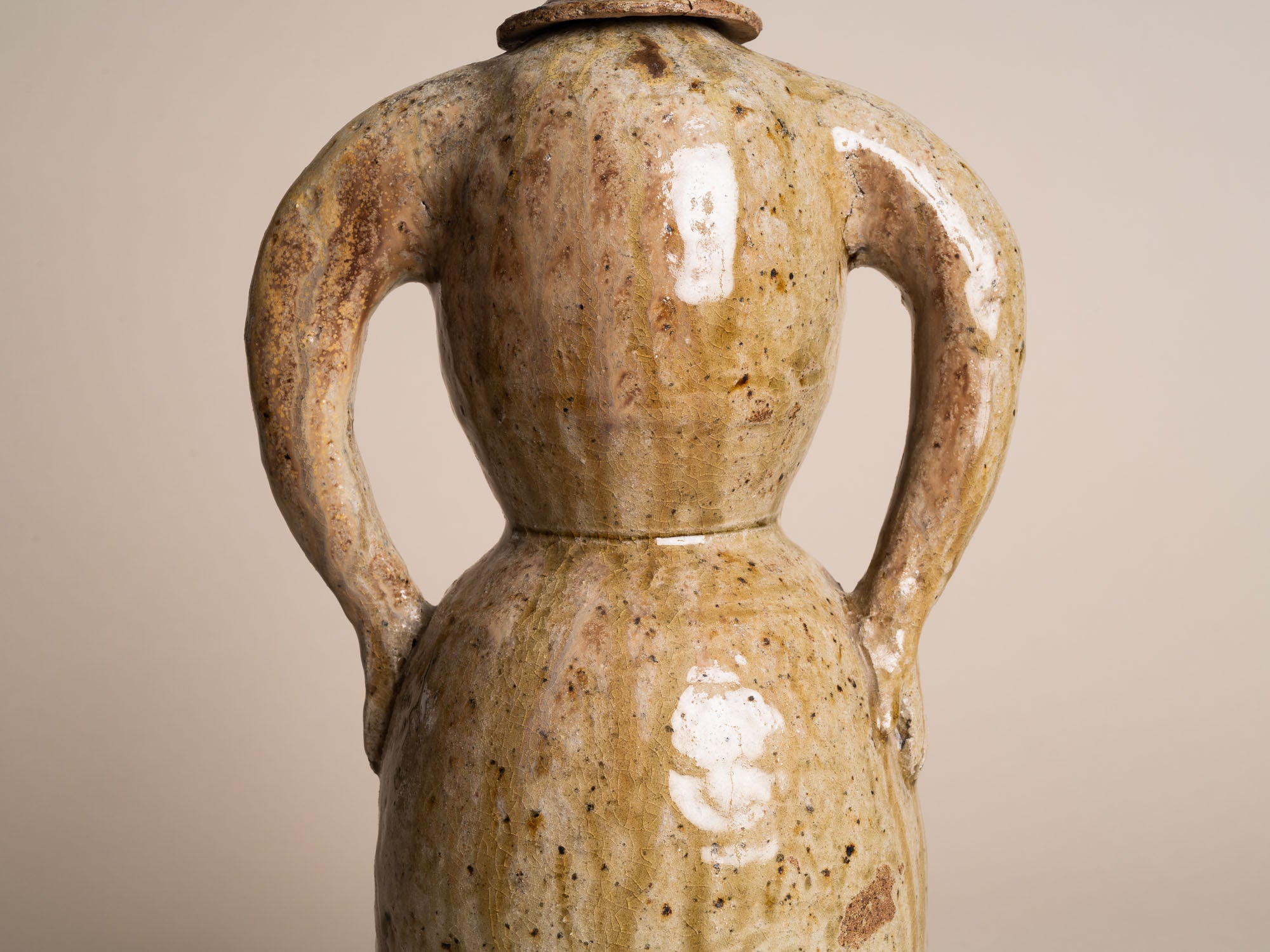 Rare sculpture‑bouteille anthropomorphe en grès de La Borne par Guy Bernon, France (vers 1960)..Anthropomorphic La Borne stoneware sculptural bottle by Guy Bernon, France (circa 1960)