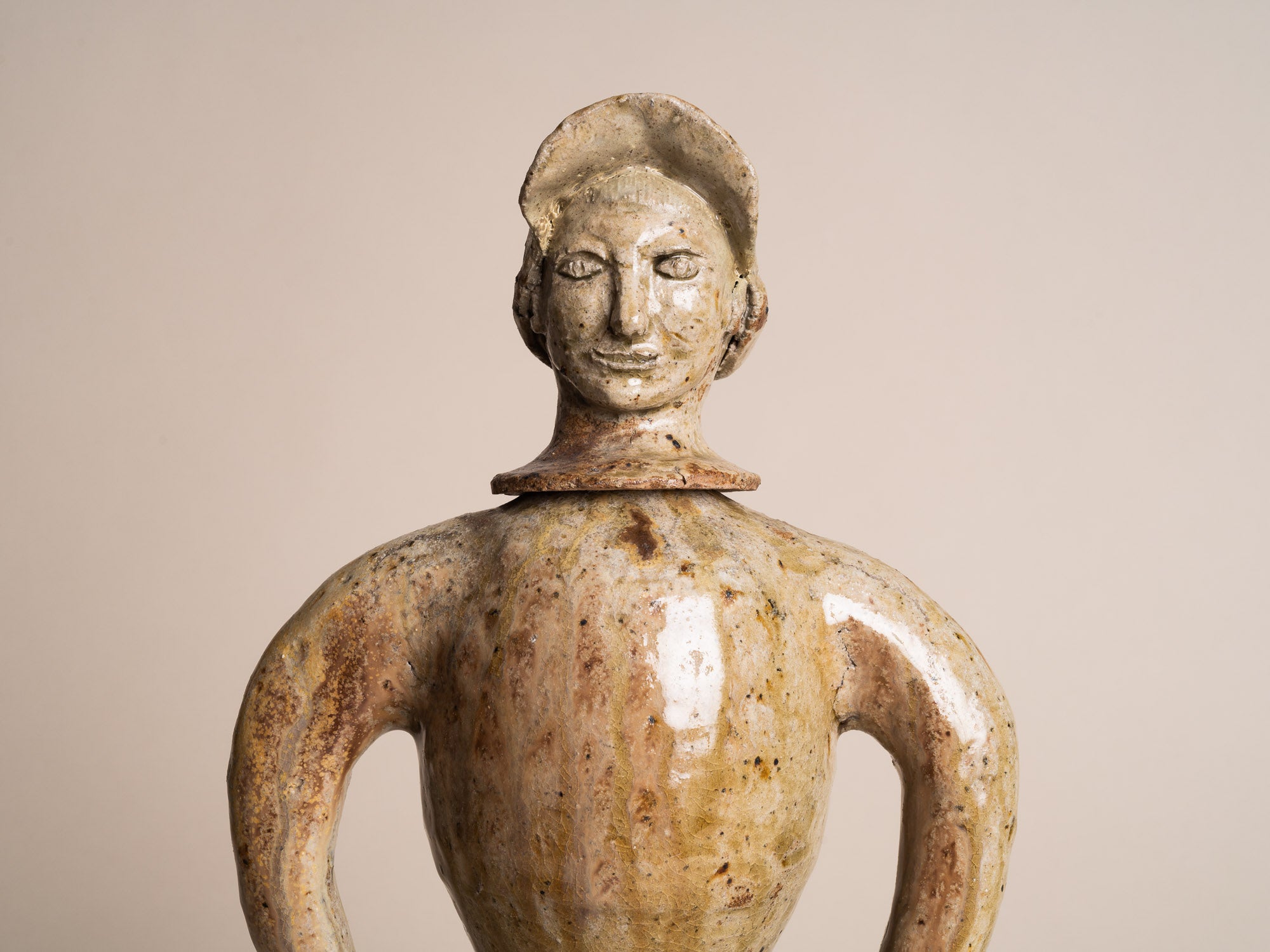 Rare sculpture‑bouteille anthropomorphe en grès de La Borne par Guy Bernon, France (vers 1960)..Anthropomorphic La Borne stoneware sculptural bottle by Guy Bernon, France (circa 1960)