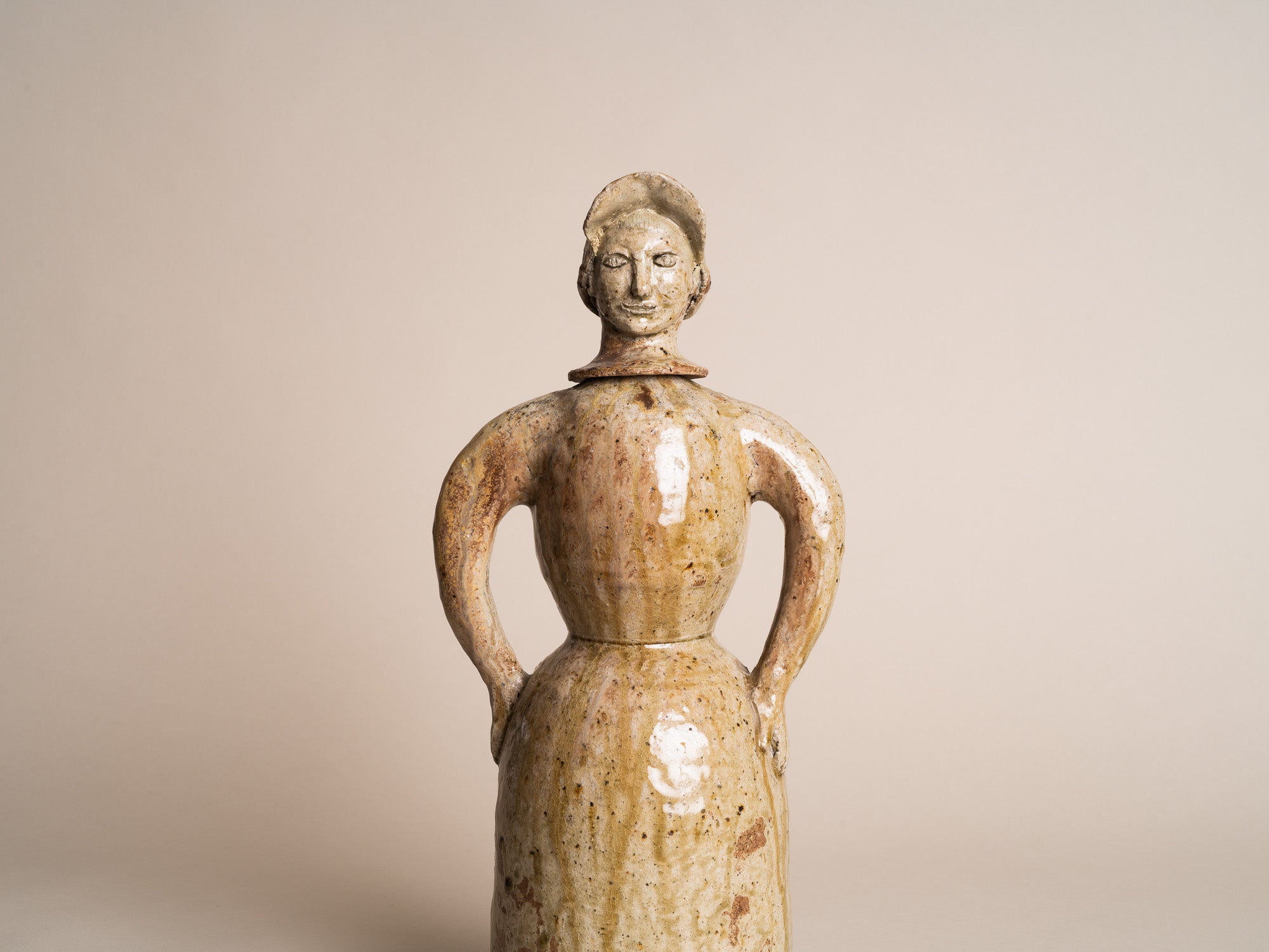 Rare sculpture‑bouteille anthropomorphe en grès de La Borne par Guy Bernon, France (vers 1960)..Anthropomorphic La Borne stoneware sculptural bottle by Guy Bernon, France (circa 1960)