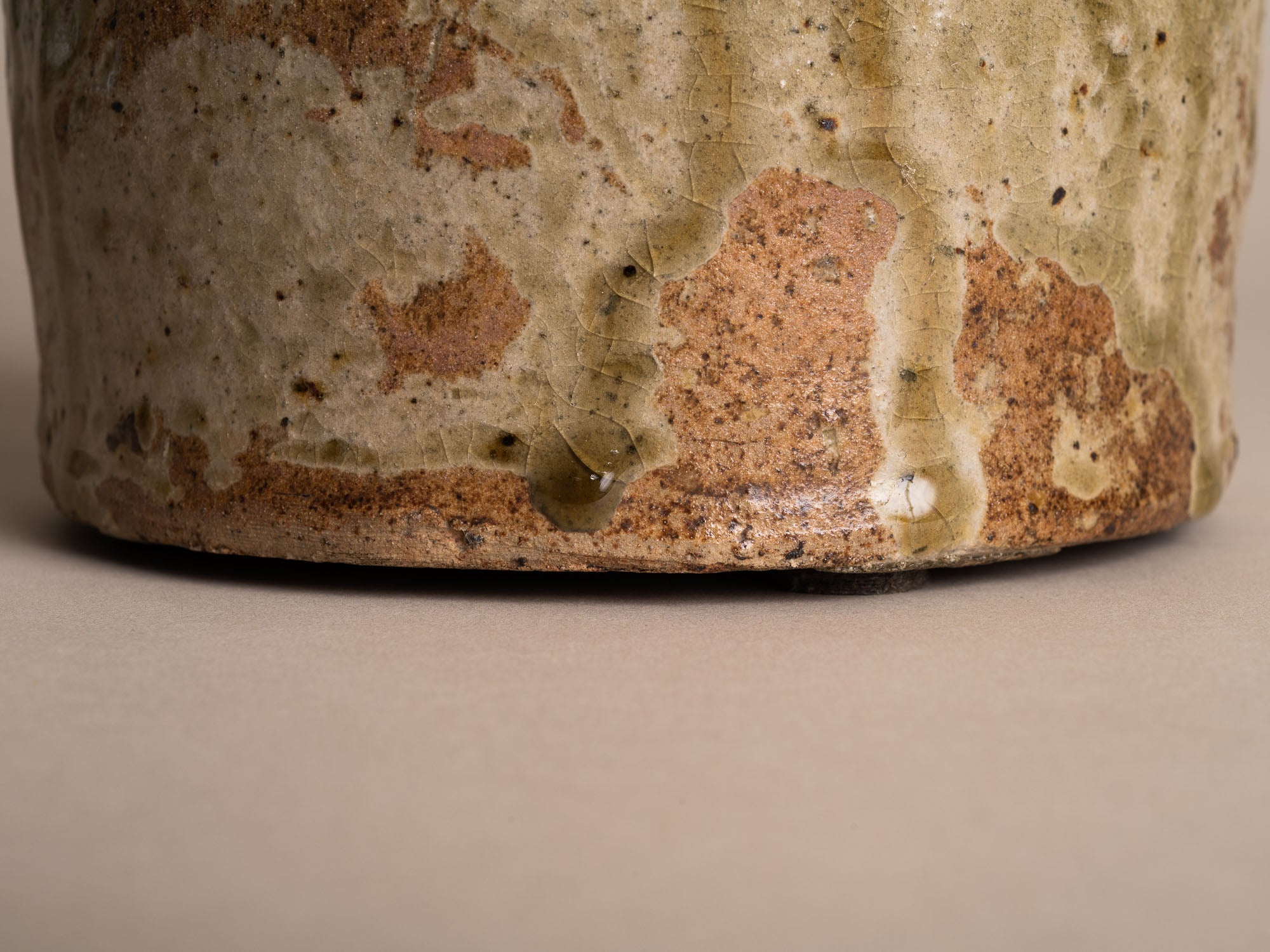 Rare sculpture‑bouteille anthropomorphe en grès de La Borne par Guy Bernon, France (vers 1960)..Anthropomorphic La Borne stoneware sculptural bottle by Guy Bernon, France (circa 1960)