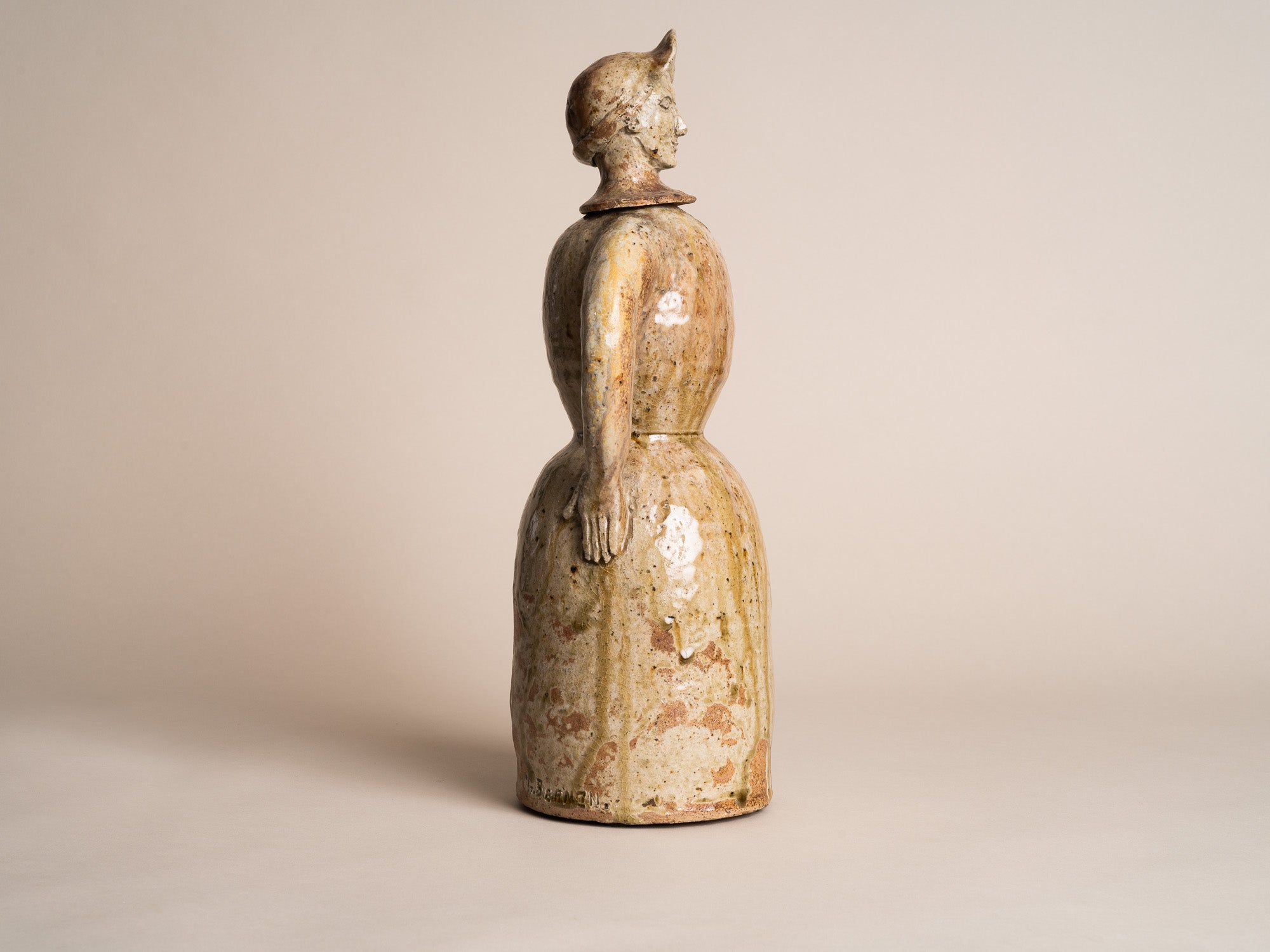 Rare sculpture‑bouteille anthropomorphe en grès de La Borne par Guy Bernon, France (vers 1960)..Anthropomorphic La Borne stoneware sculptural bottle by Guy Bernon, France (circa 1960)