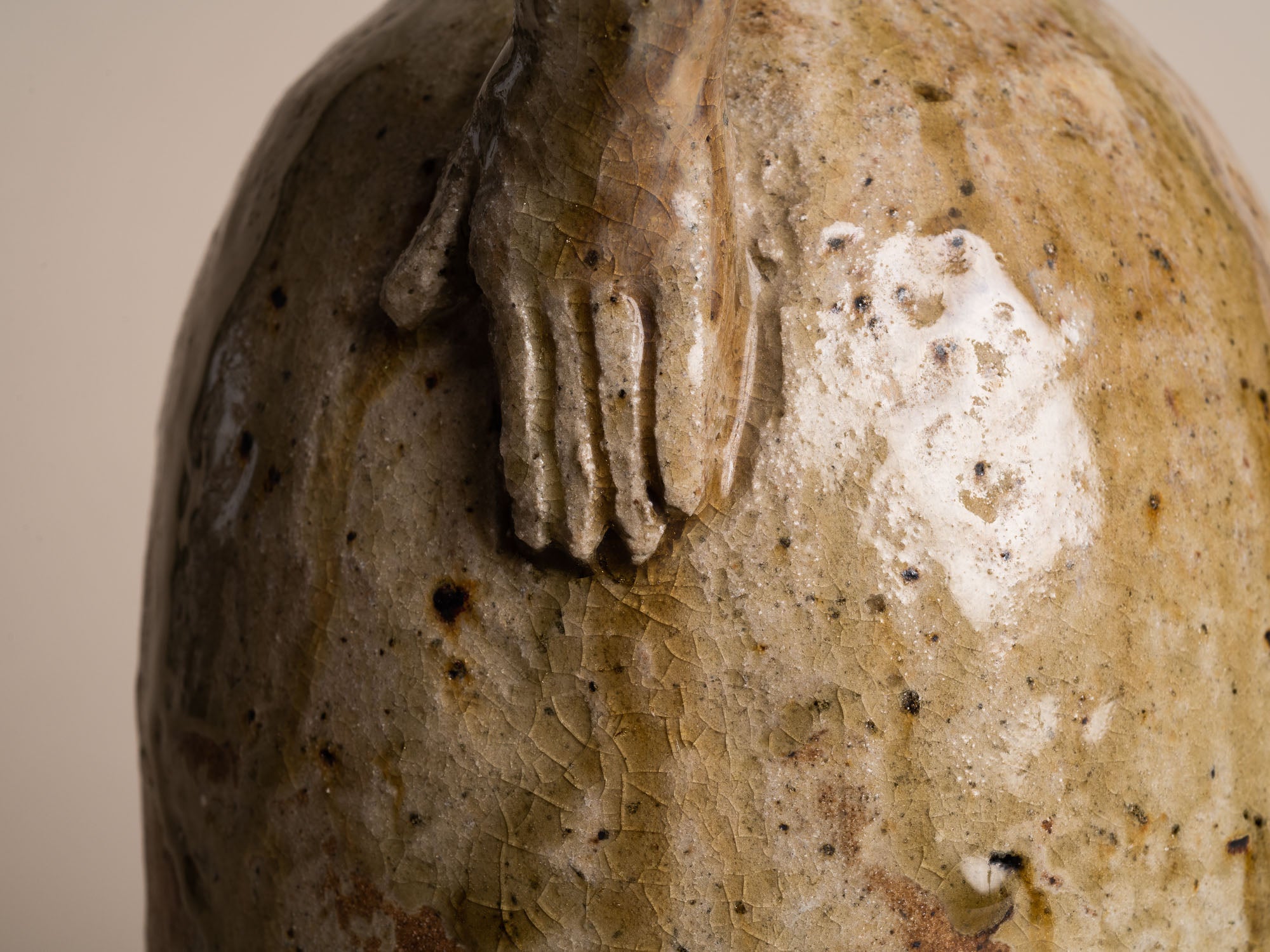 Rare sculpture‑bouteille anthropomorphe en grès de La Borne par Guy Bernon, France (vers 1960)..Anthropomorphic La Borne stoneware sculptural bottle by Guy Bernon, France (circa 1960)
