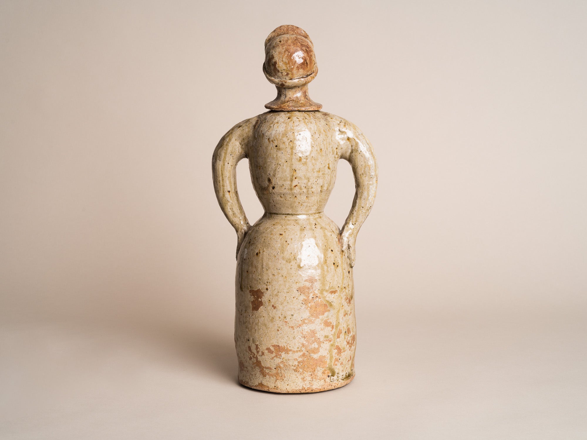 Rare sculpture‑bouteille anthropomorphe en grès de La Borne par Guy Bernon, France (vers 1960)..Anthropomorphic La Borne stoneware sculptural bottle by Guy Bernon, France (circa 1960)