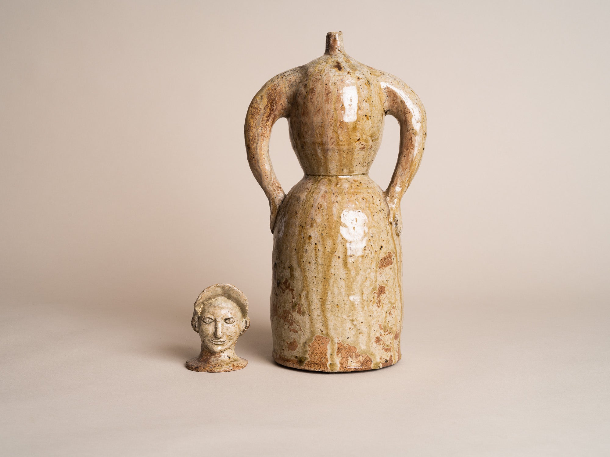 Rare sculpture‑bouteille anthropomorphe en grès de La Borne par Guy Bernon, France (vers 1960)..Anthropomorphic La Borne stoneware sculptural bottle by Guy Bernon, France (circa 1960)
