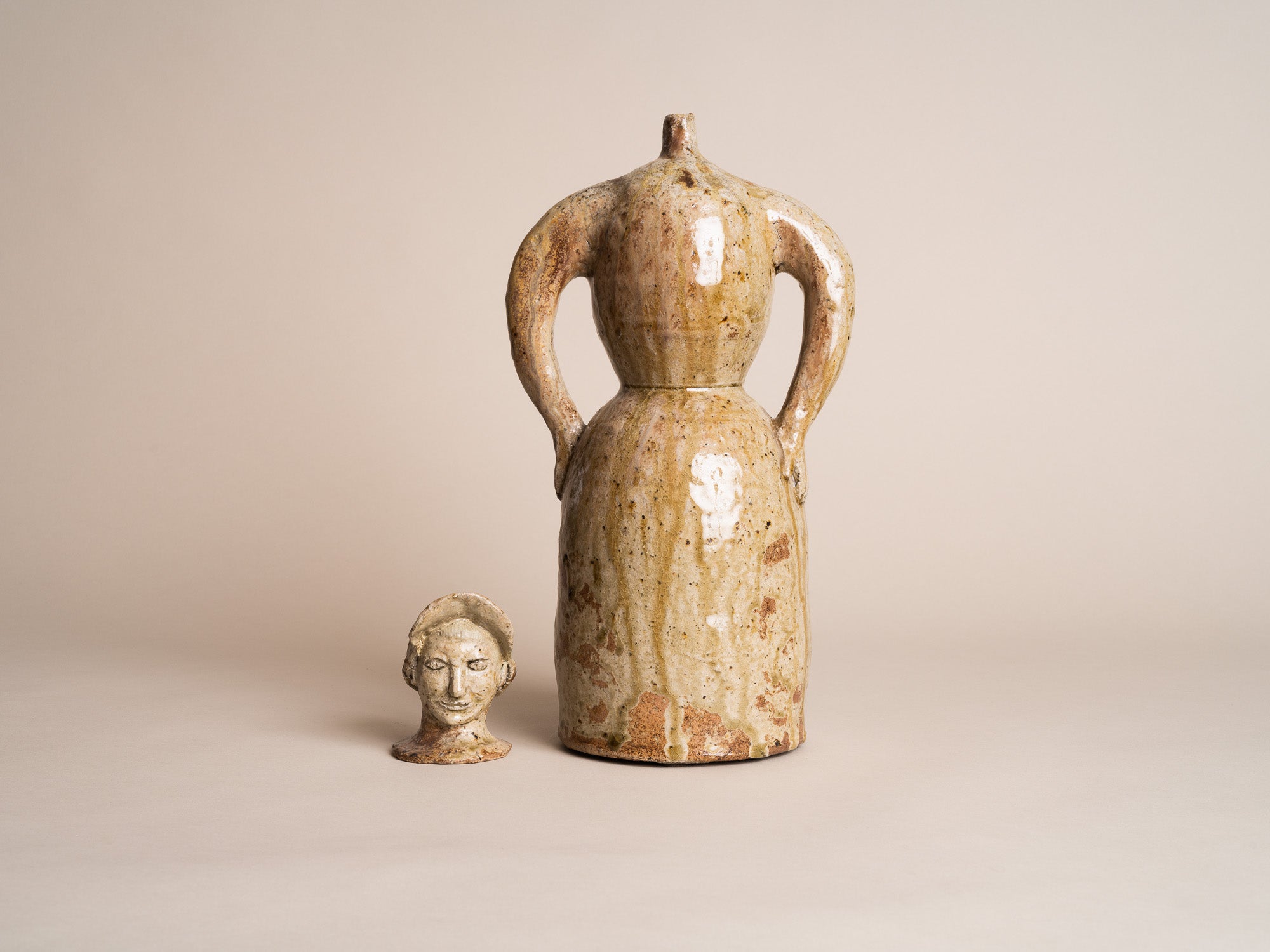 Rare sculpture‑bouteille anthropomorphe en grès de La Borne par Guy Bernon, France (vers 1960)..Anthropomorphic La Borne stoneware sculptural bottle by Guy Bernon, France (circa 1960)