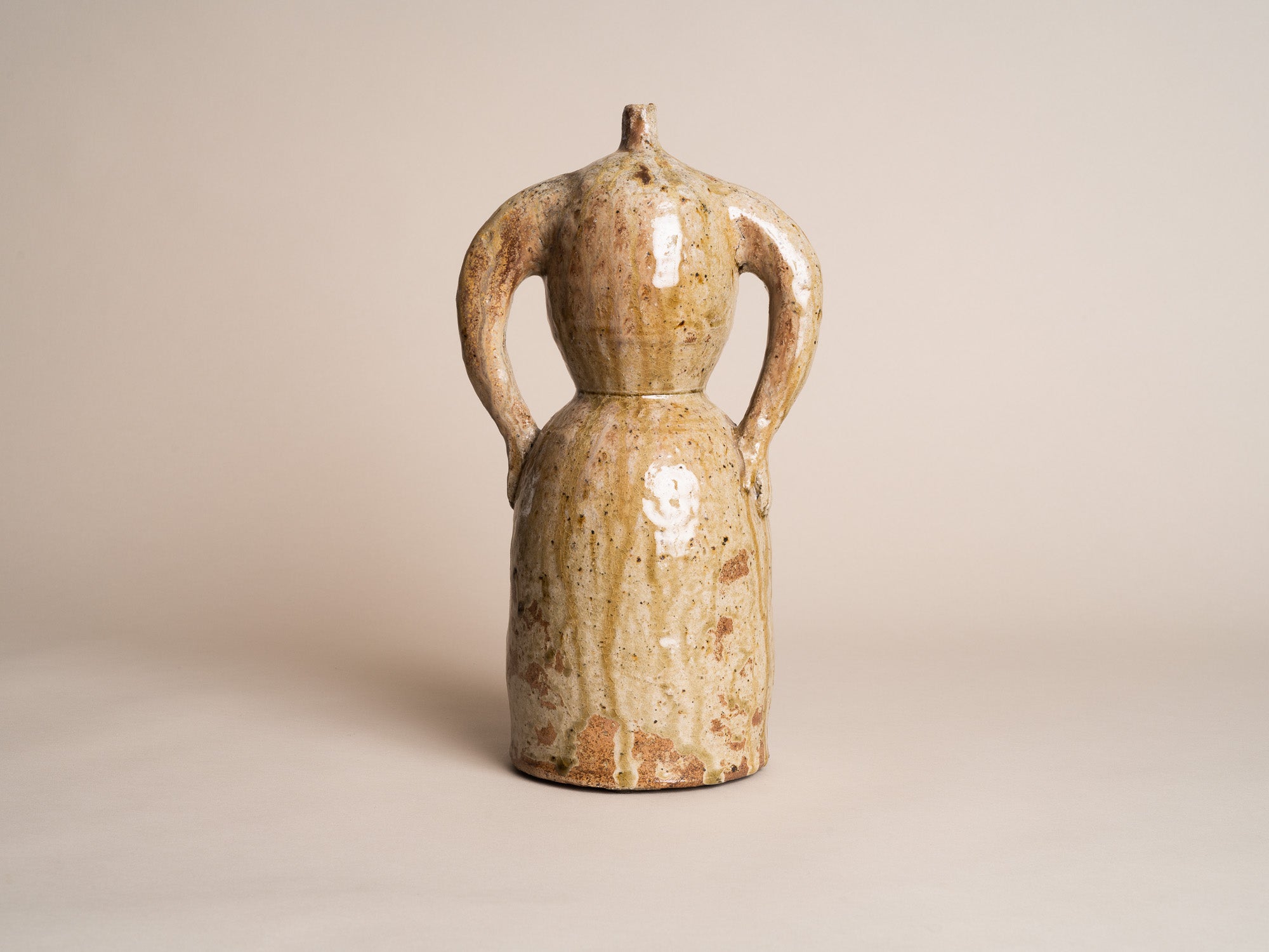 Rare sculpture‑bouteille anthropomorphe en grès de La Borne par Guy Bernon, France (vers 1960)..Anthropomorphic La Borne stoneware sculptural bottle by Guy Bernon, France (circa 1960)