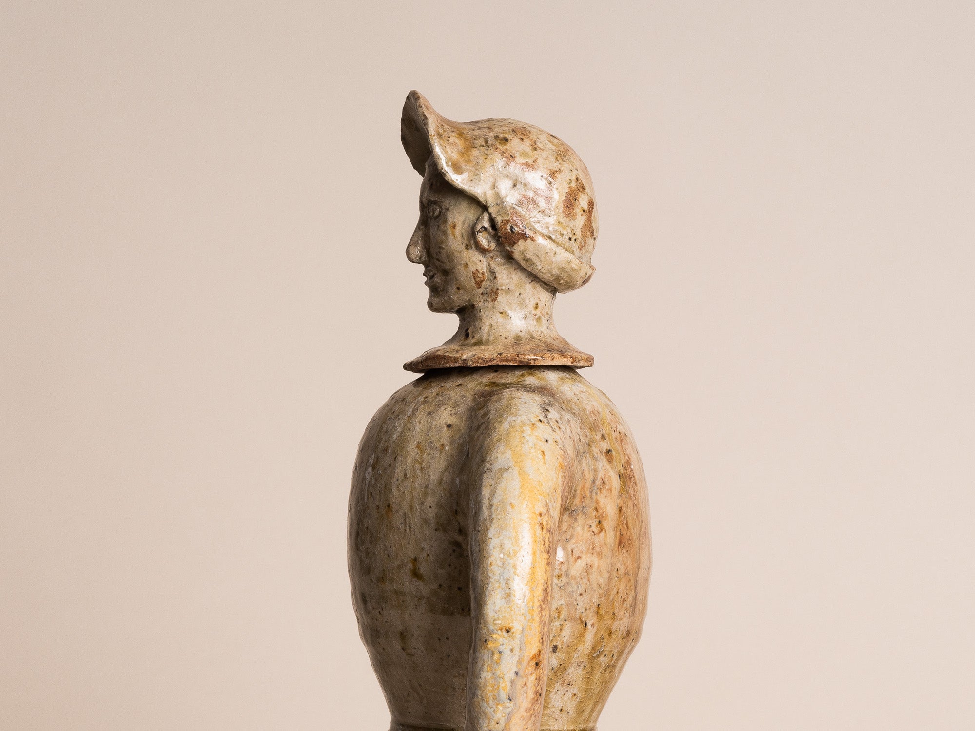 Rare sculpture‑bouteille anthropomorphe en grès de La Borne par Guy Bernon, France (vers 1960)..Anthropomorphic La Borne stoneware sculptural bottle by Guy Bernon, France (circa 1960)