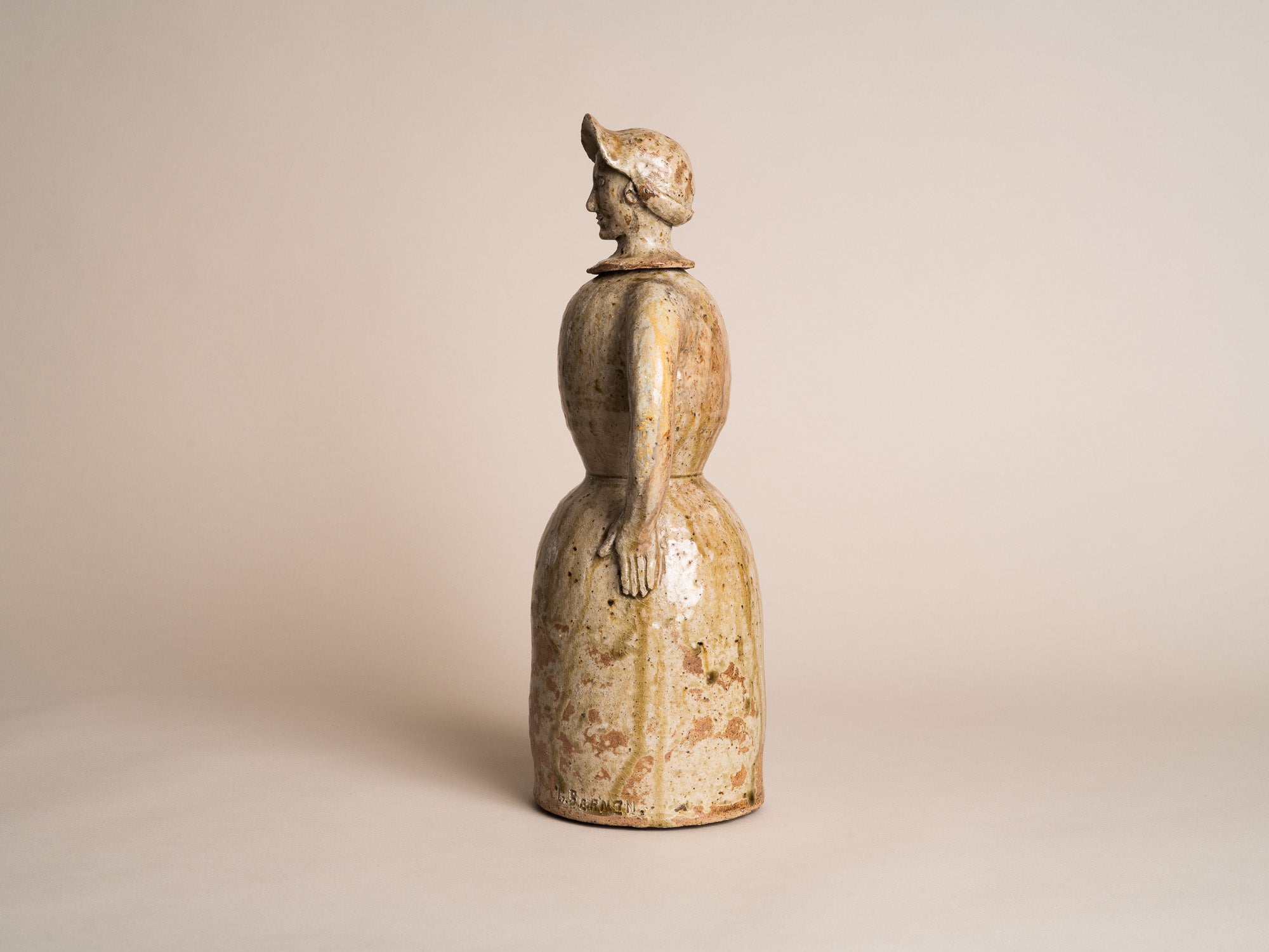 Rare sculpture‑bouteille anthropomorphe en grès de La Borne par Guy Bernon, France (vers 1960)..Anthropomorphic La Borne stoneware sculptural bottle by Guy Bernon, France (circa 1960)