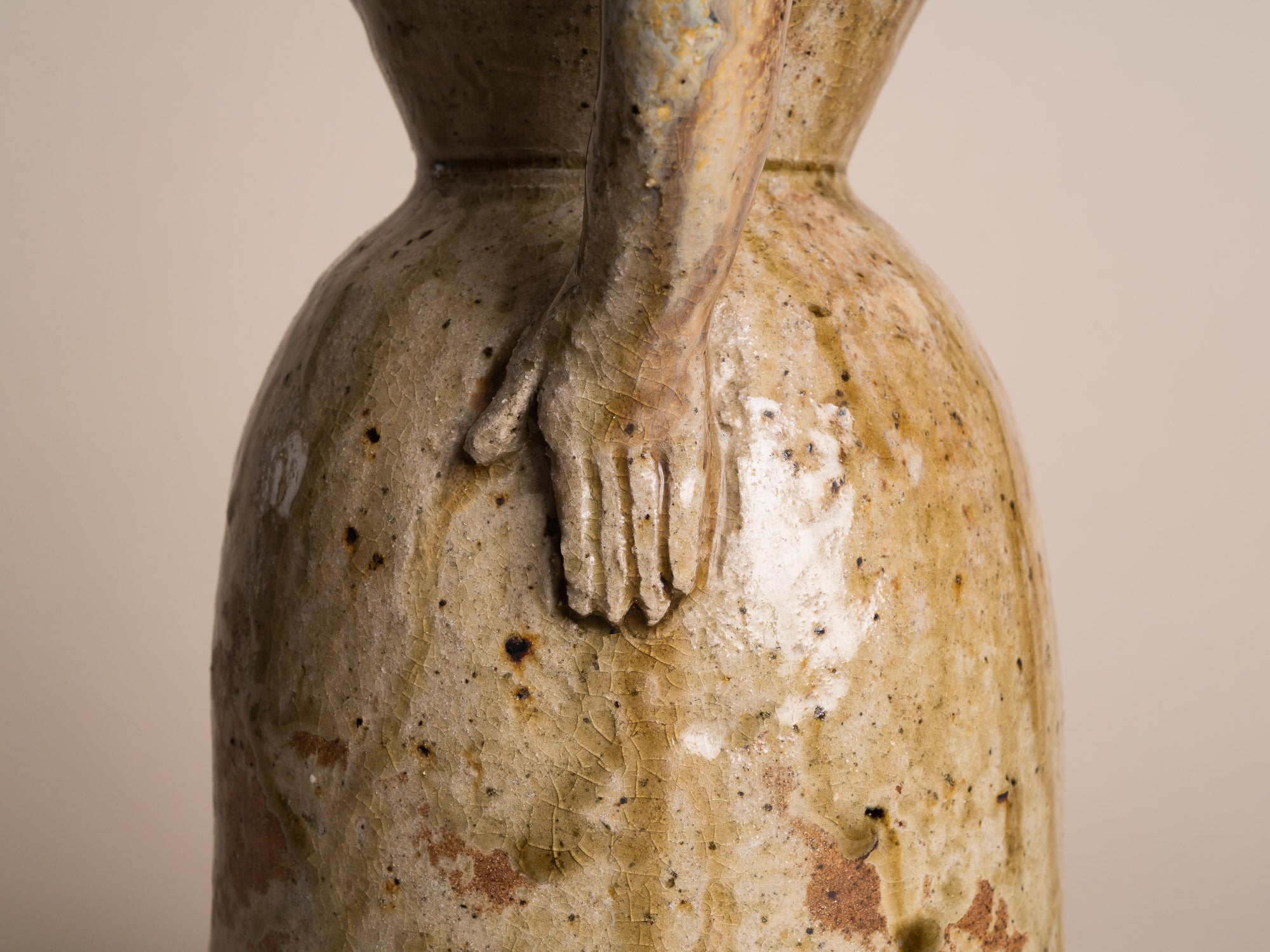 Rare sculpture‑bouteille anthropomorphe en grès de La Borne par Guy Bernon, France (vers 1960)..Anthropomorphic La Borne stoneware sculptural bottle by Guy Bernon, France (circa 1960)