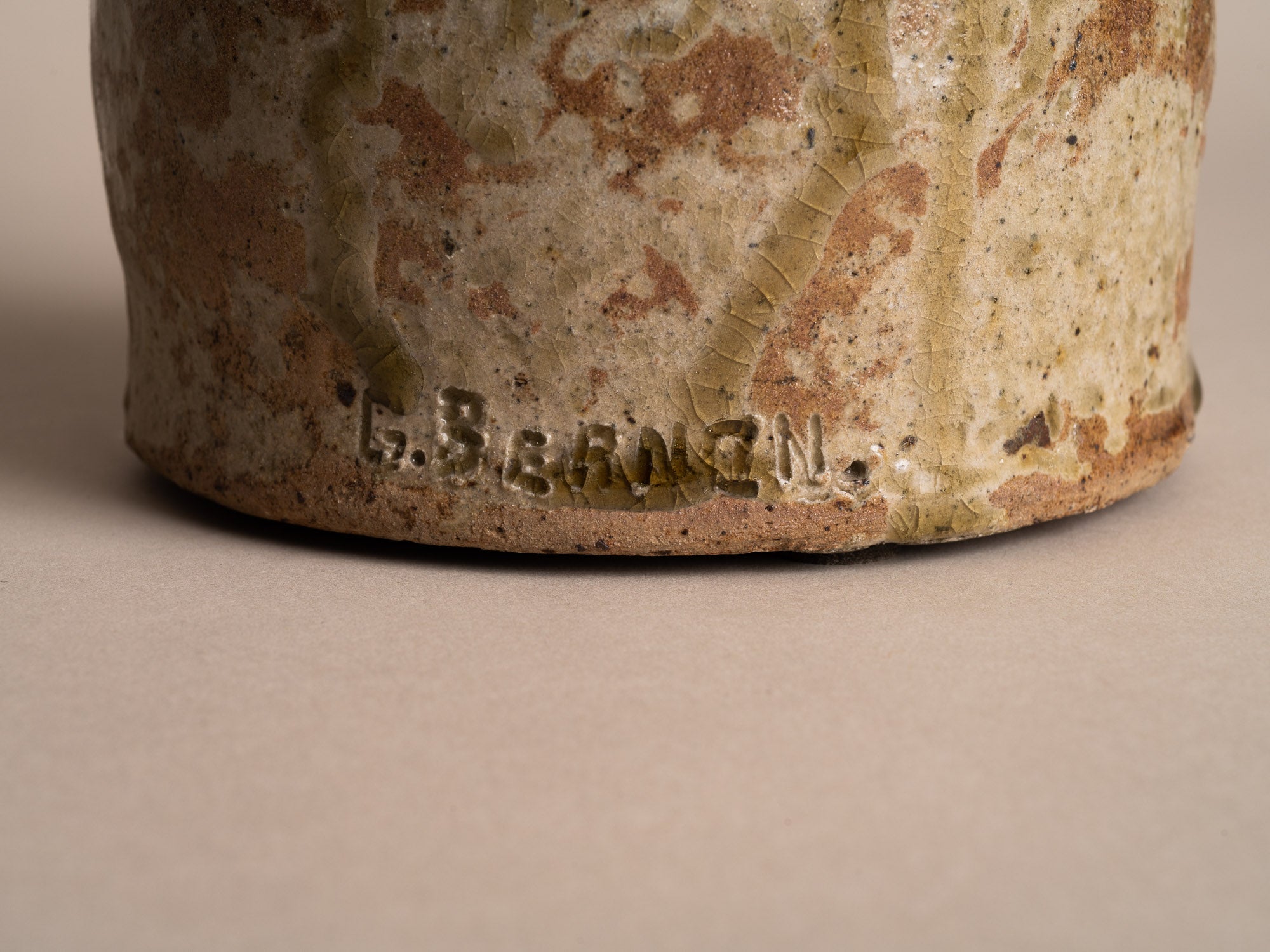 Rare sculpture‑bouteille anthropomorphe en grès de La Borne par Guy Bernon, France (vers 1960)..Anthropomorphic La Borne stoneware sculptural bottle by Guy Bernon, France (circa 1960)