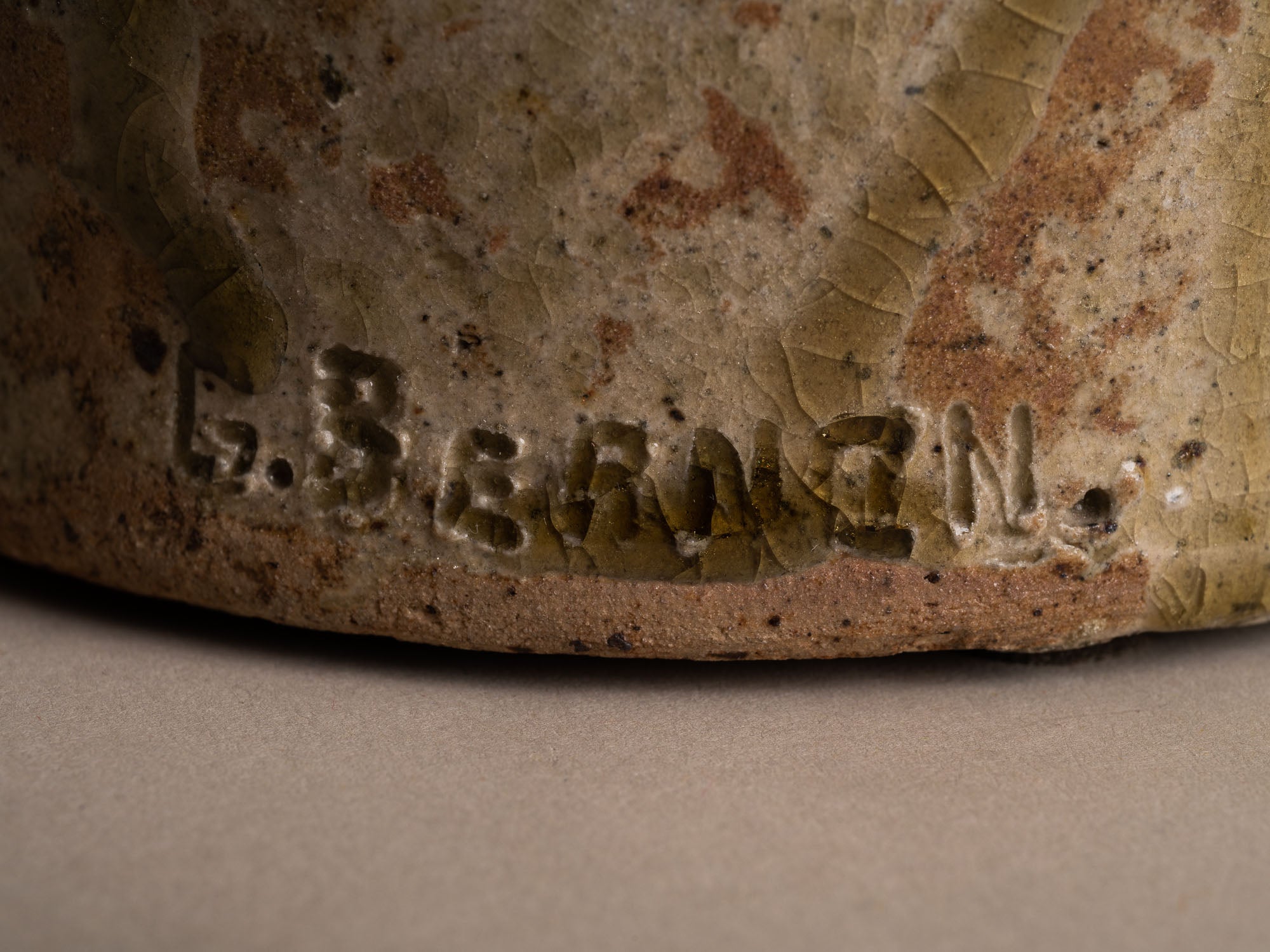 Rare sculpture‑bouteille anthropomorphe en grès de La Borne par Guy Bernon, France (vers 1960)..Anthropomorphic La Borne stoneware sculptural bottle by Guy Bernon, France (circa 1960)