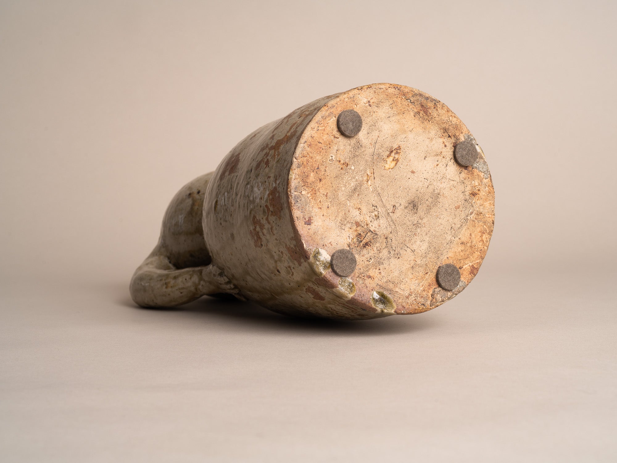Rare sculpture‑bouteille anthropomorphe en grès de La Borne par Guy Bernon, France (vers 1960)..Anthropomorphic La Borne stoneware sculptural bottle by Guy Bernon, France (circa 1960)