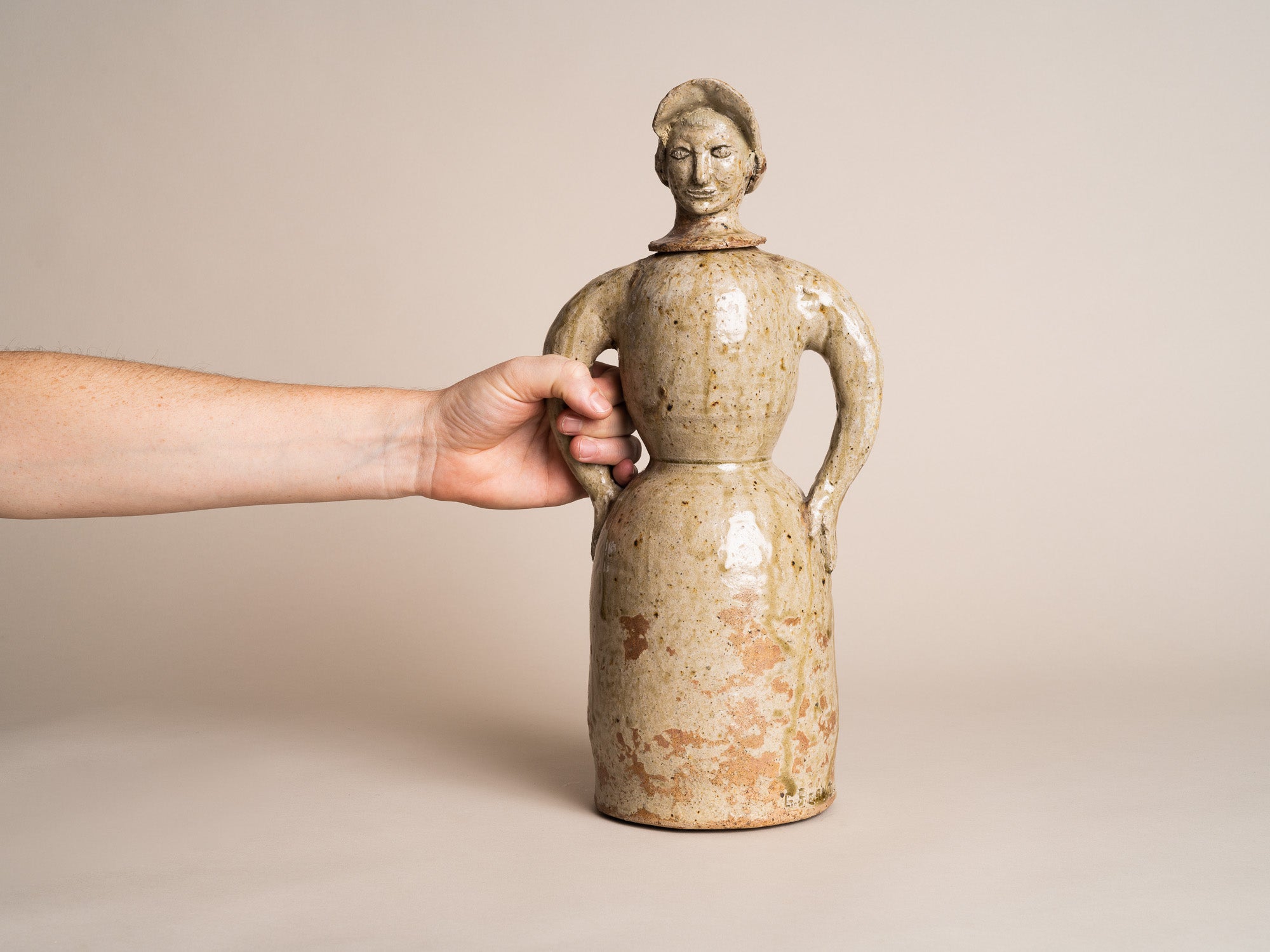 Rare sculpture‑bouteille anthropomorphe en grès de La Borne par Guy Bernon, France (vers 1960)..Anthropomorphic La Borne stoneware sculptural bottle by Guy Bernon, France (circa 1960)