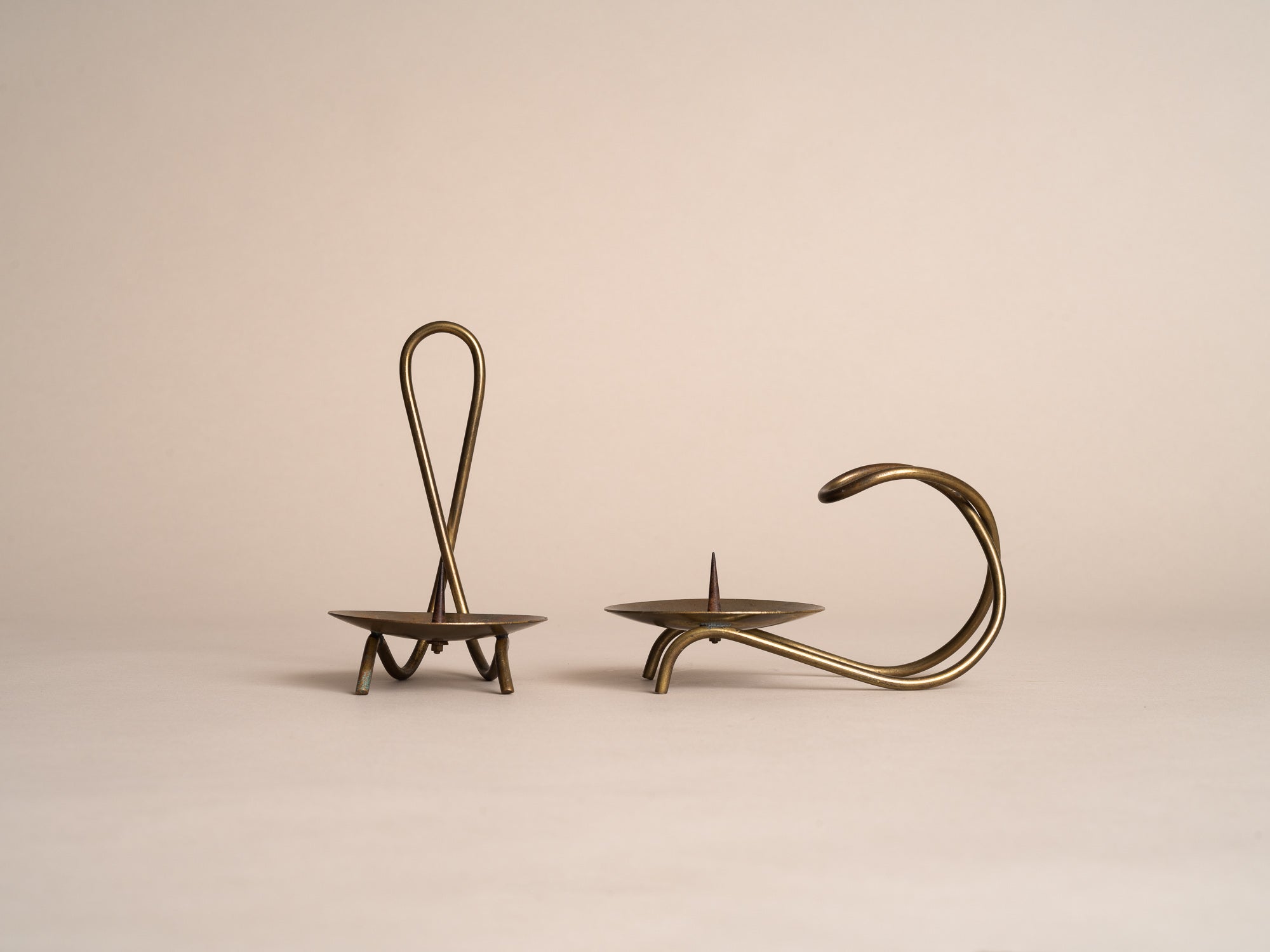 Ensemble de deux bougeoirs en laiton, style d'Hans Jensen, Danemark (vers 1950)..set of two brass candle holder in the style of Hans Jensen, Denmark (circa 1950)