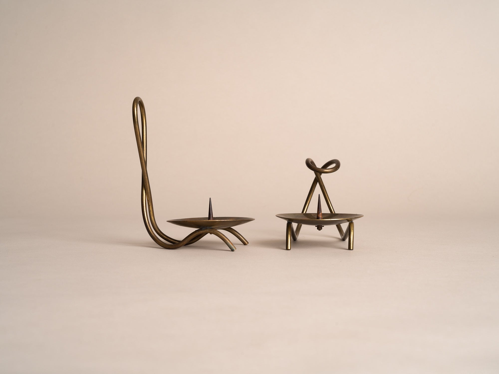 Ensemble de deux bougeoirs en laiton, style d'Hans Jensen, Danemark (vers 1950)..set of two brass candle holder in the style of Hans Jensen, Denmark (circa 1950)