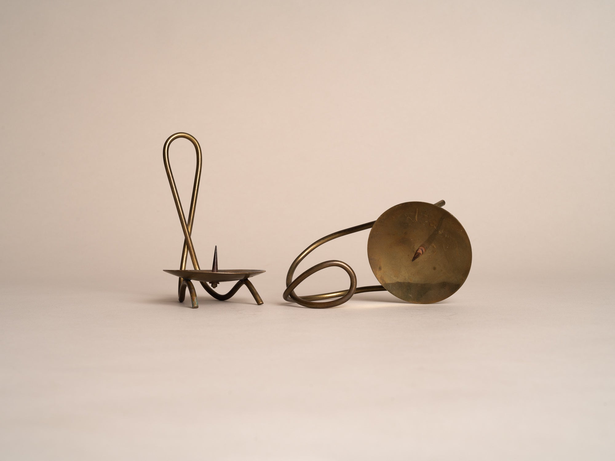 Ensemble de deux bougeoirs en laiton, style d'Hans Jensen, Danemark (vers 1950)..set of two brass candle holder in the style of Hans Jensen, Denmark (circa 1950)