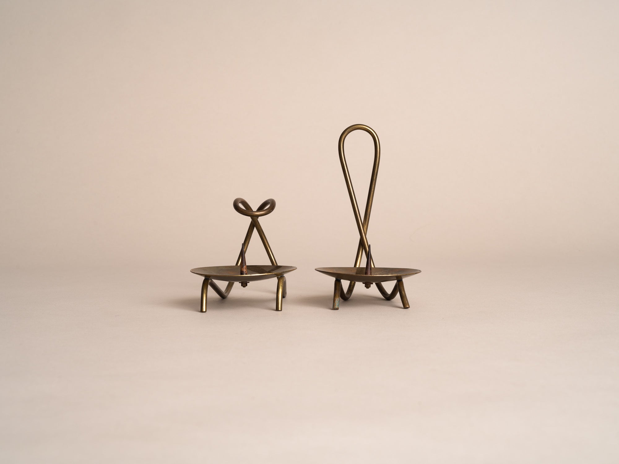 Ensemble de deux bougeoirs en laiton, style d'Hans Jensen, Danemark (vers 1950)..set of two brass candle holder in the style of Hans Jensen, Denmark (circa 1950)