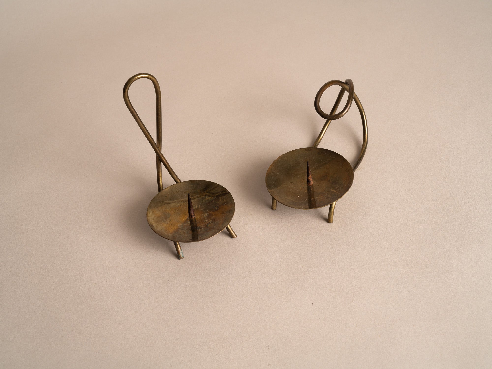 Ensemble de deux bougeoirs en laiton, style d'Hans Jensen, Danemark (vers 1950)..set of two brass candle holder in the style of Hans Jensen, Denmark (circa 1950)