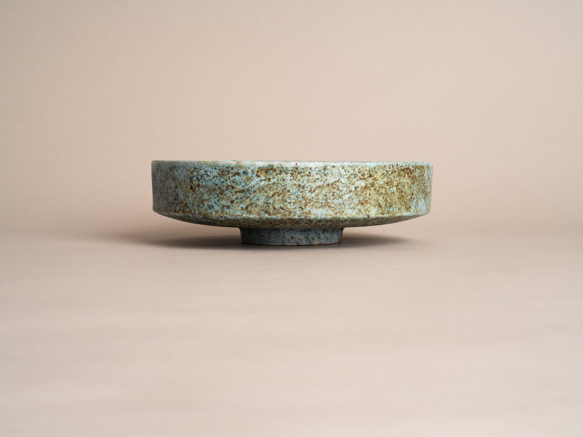 Coupe sur pied circulaire, entourage des 2 Potiers, France (vers 1965)..Circular bowl, 2 Potiers style, France (circa 1965)
