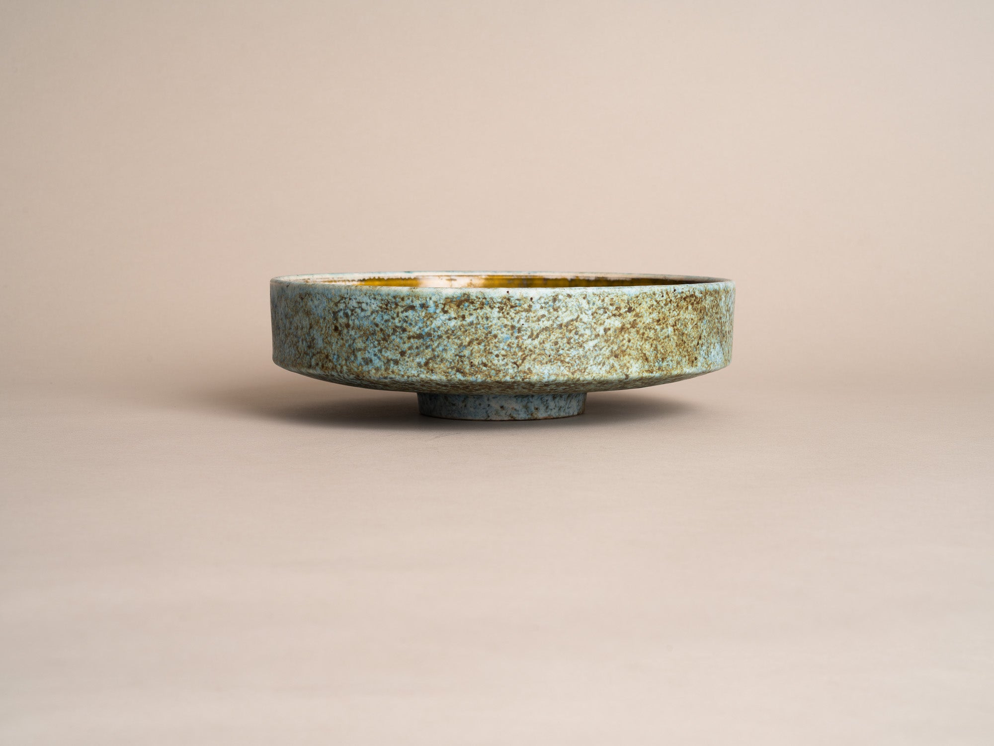 Coupe sur pied circulaire, entourage des 2 Potiers, France (vers 1965)..Circular bowl, 2 Potiers style, France (circa 1965)