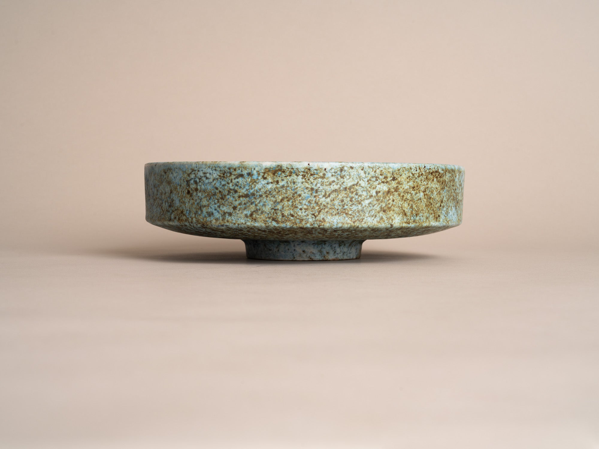 Coupe sur pied circulaire, entourage des 2 Potiers, France (vers 1965)..Circular bowl, 2 Potiers style, France (circa 1965)