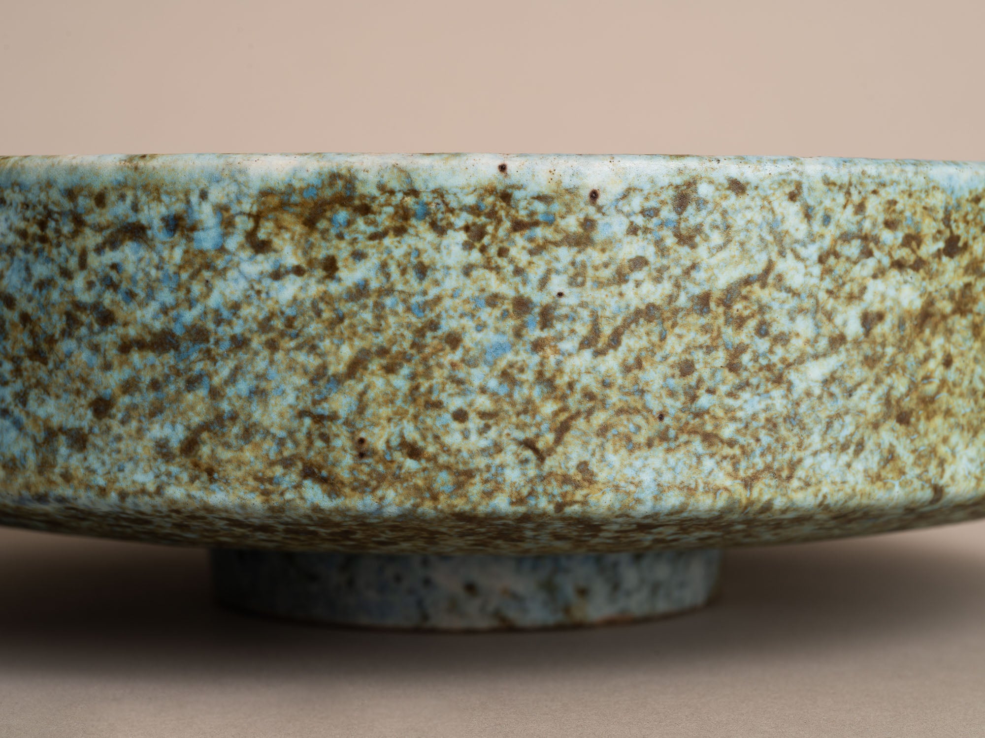 Coupe sur pied circulaire, entourage des 2 Potiers, France (vers 1965)..Circular bowl, 2 Potiers style, France (circa 1965)