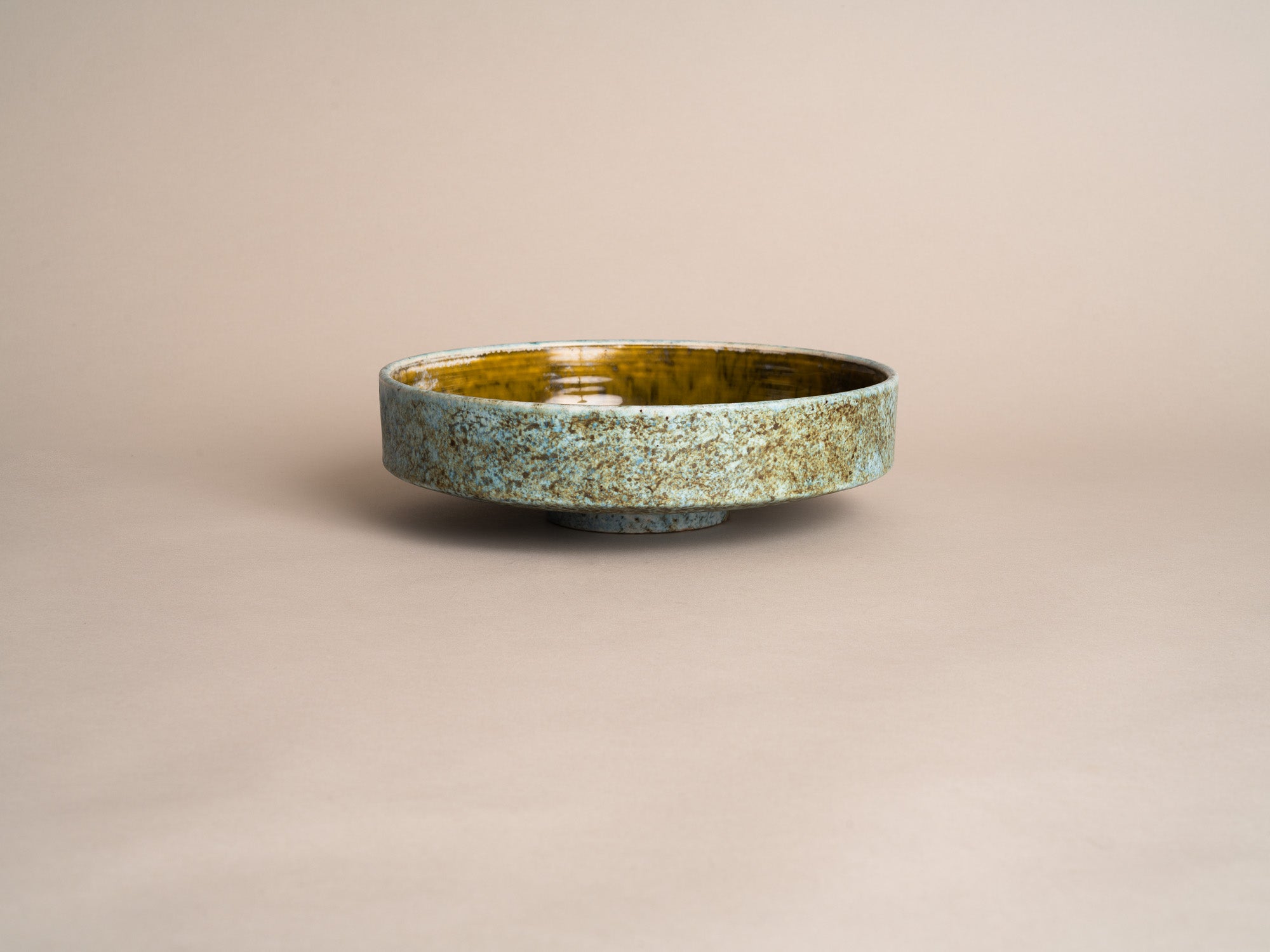 Coupe sur pied circulaire, entourage des 2 Potiers, France (vers 1965)..Circular bowl, 2 Potiers style, France (circa 1965)