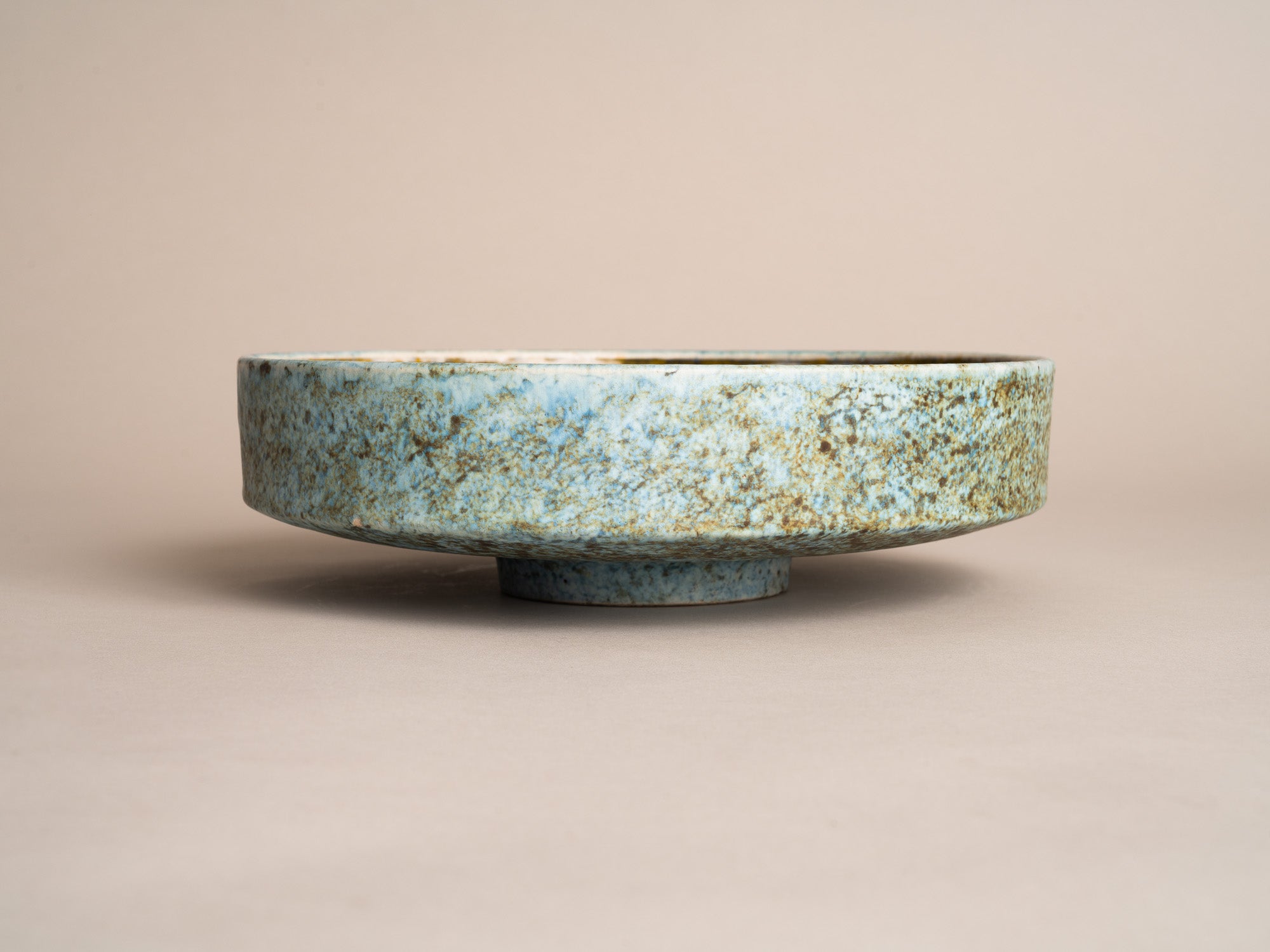 Coupe sur pied circulaire, entourage des 2 Potiers, France (vers 1965)..Circular bowl, 2 Potiers style, France (circa 1965)