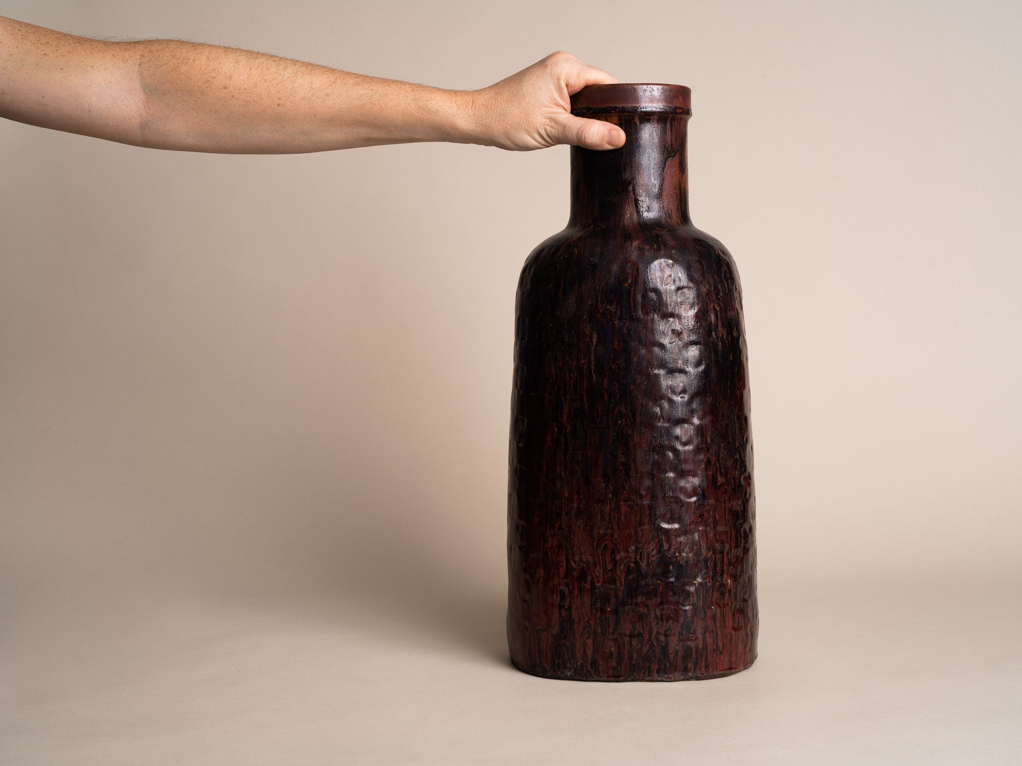 Important vase sang de bœuf de Stig Lindberg pour Gustavsberg, Suède (vers 1970)..Huge oxblood Vase by Stig Lindberg for Gustavsberg, Sweden (circa 1970)