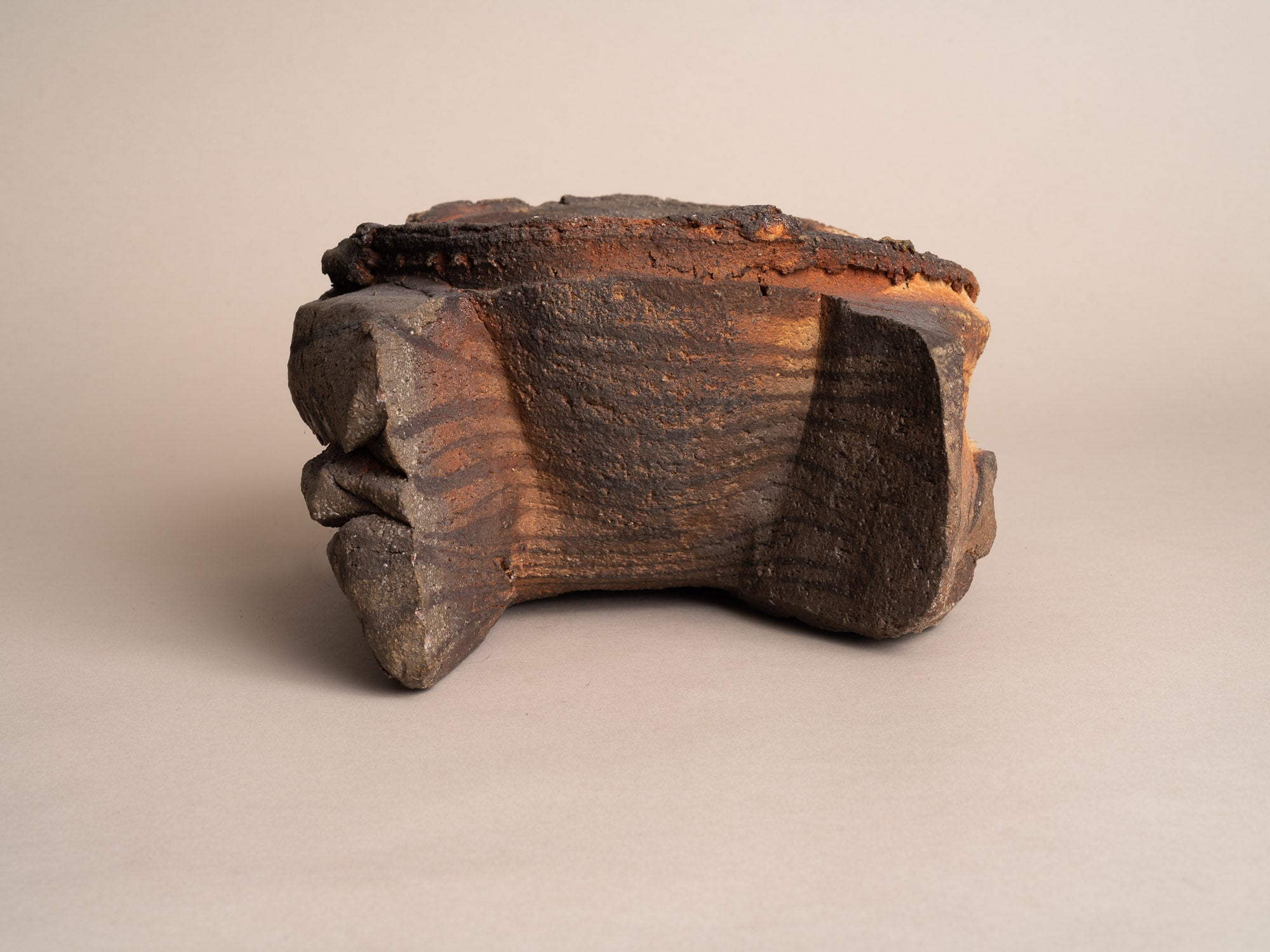 Importante coupe d’Éric Astoul à la Borne, France (vers 2000) - Collection Lambiotte..Large freeform La Borne stoneware bowl by Éric Astoul, France (circa 2000) - Collection Lambiotte
