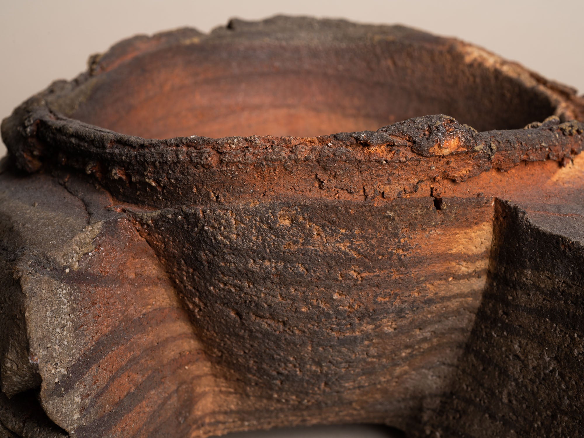 Importante coupe d’Éric Astoul à la Borne, France (vers 2000) - Collection Lambiotte..Large freeform La Borne stoneware bowl by Éric Astoul, France (circa 2000) - Collection Lambiotte