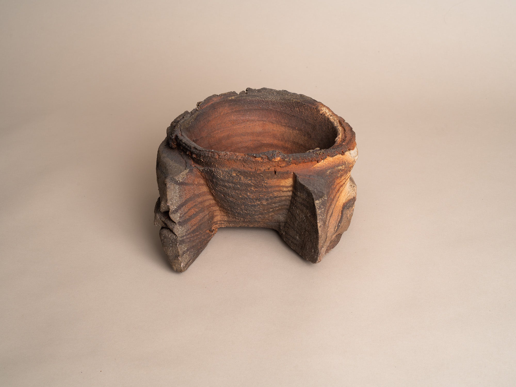 Importante coupe d’Éric Astoul à la Borne, France (vers 2000) - Collection Lambiotte..Large freeform La Borne stoneware bowl by Éric Astoul, France (circa 2000) - Collection Lambiotte