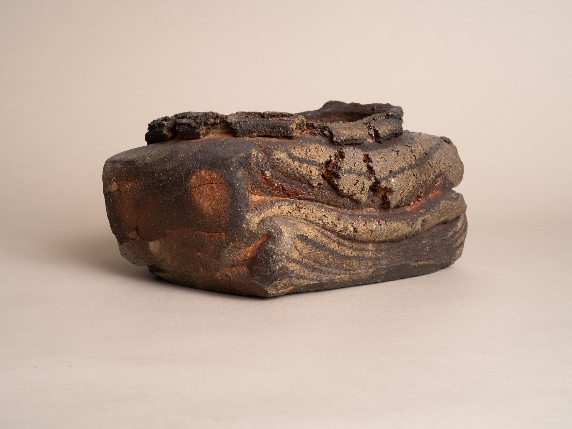 Importante coupe d’Éric Astoul à la Borne, France (vers 2000) - Collection Lambiotte..Large freeform La Borne stoneware bowl by Éric Astoul, France (circa 2000) - Collection Lambiotte