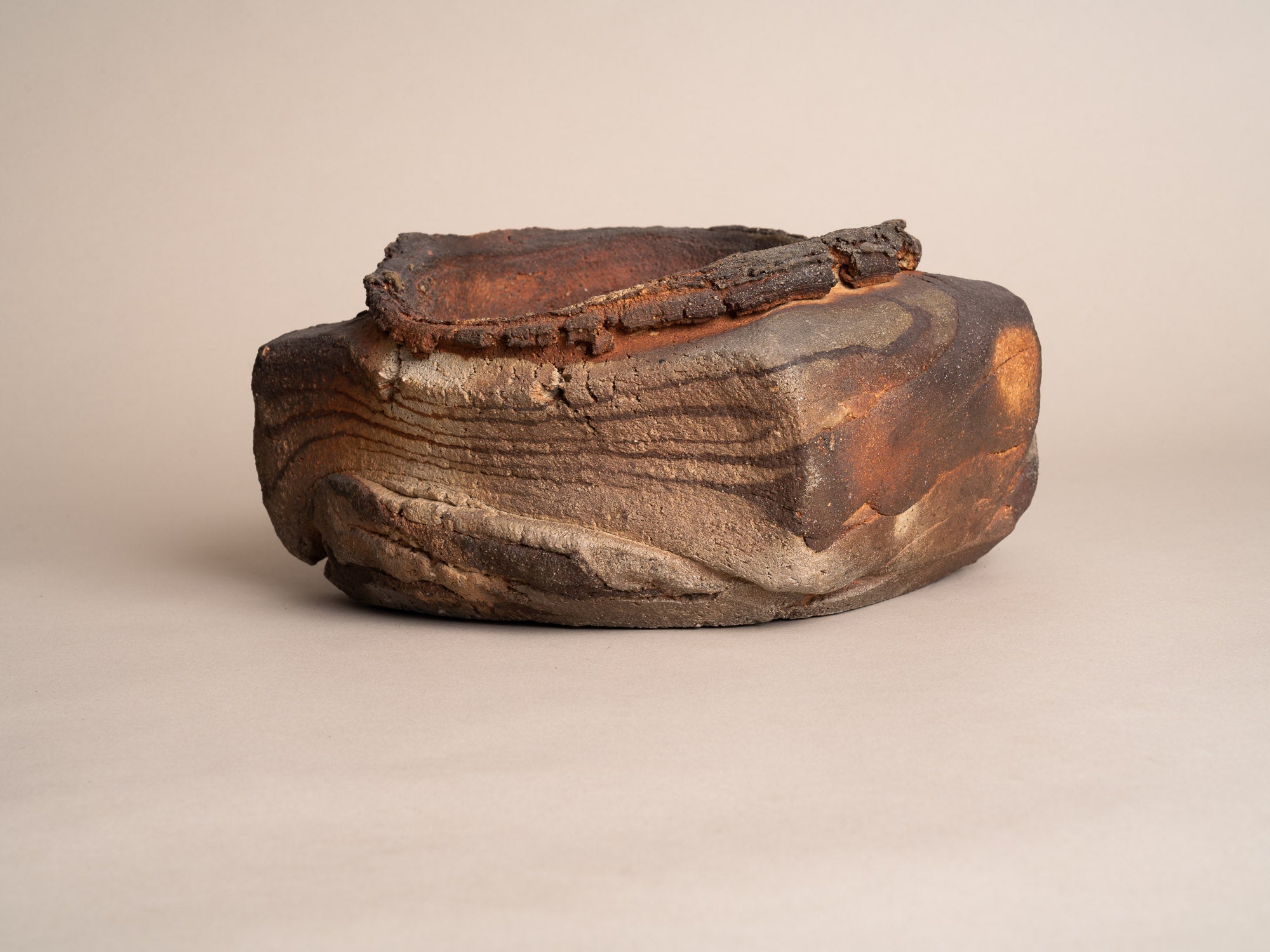 Importante coupe d’Éric Astoul à la Borne, France (vers 2000) - Collection Lambiotte..Large freeform La Borne stoneware bowl by Éric Astoul, France (circa 2000) - Collection Lambiotte