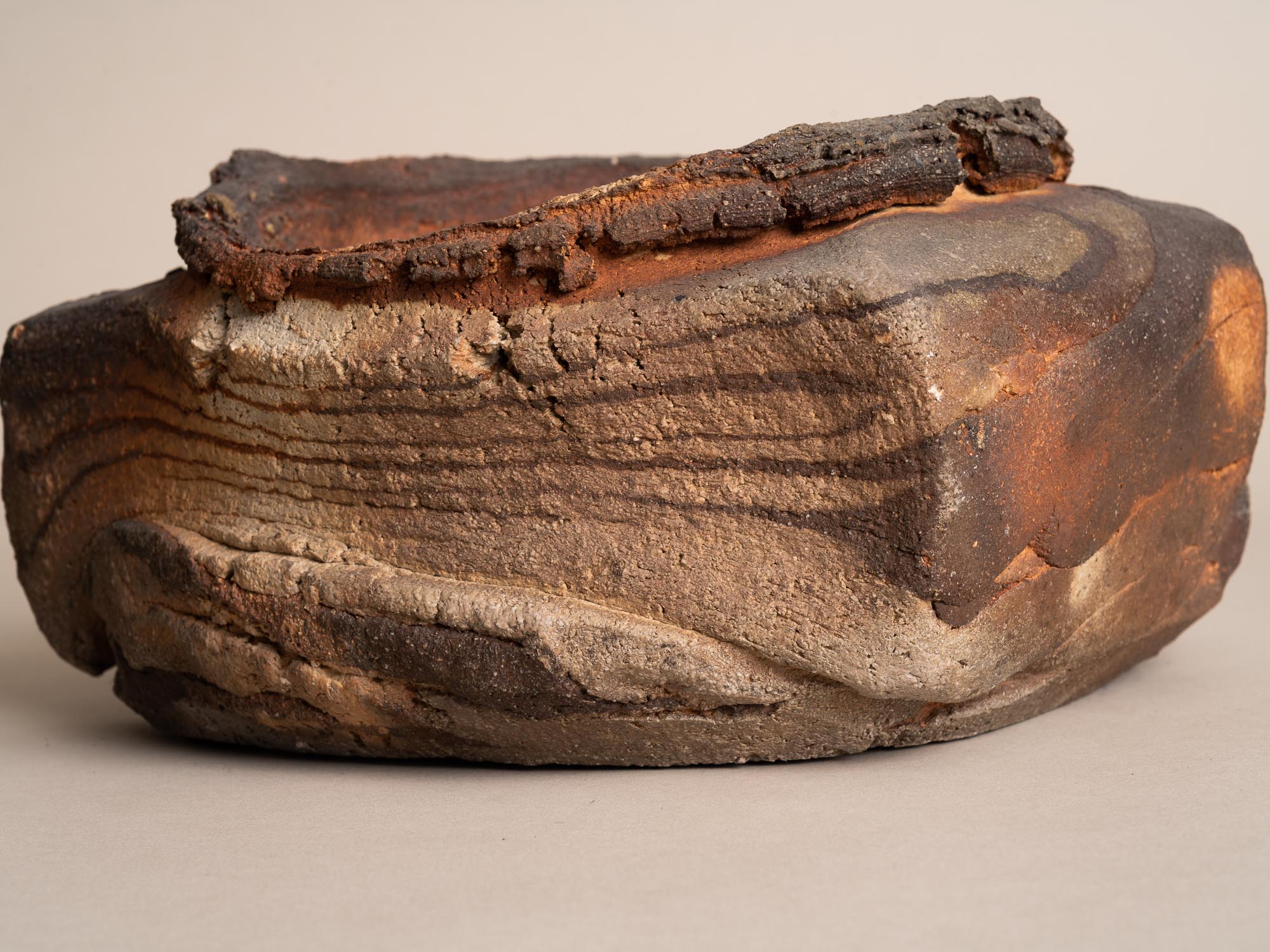 Importante coupe d’Éric Astoul à la Borne, France (vers 2000) - Collection Lambiotte..Large freeform La Borne stoneware bowl by Éric Astoul, France (circa 2000) - Collection Lambiotte