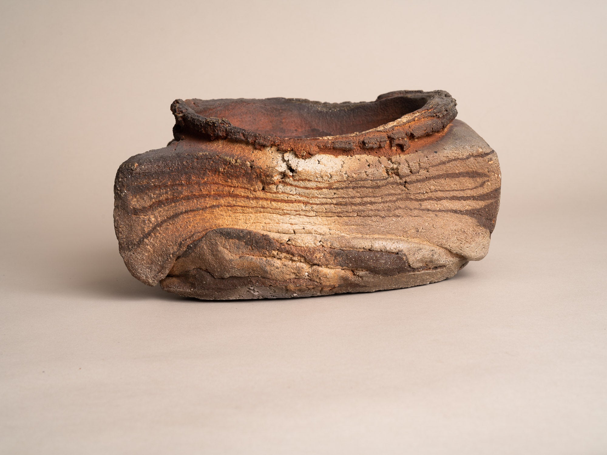 Importante coupe d’Éric Astoul à la Borne, France (vers 2000) - Collection Lambiotte..Large freeform La Borne stoneware bowl by Éric Astoul, France (circa 2000) - Collection Lambiotte