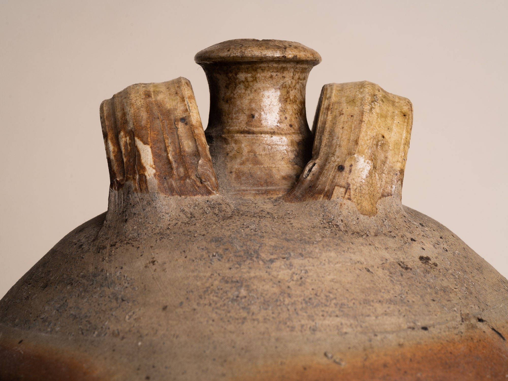 Bombonne à quatre anses en grès de la Borne, France (XVIIe / XVIIIe siècles)..Stoneware folk bottle pot by anonymous La Borne potters, France (17th / 18th century)