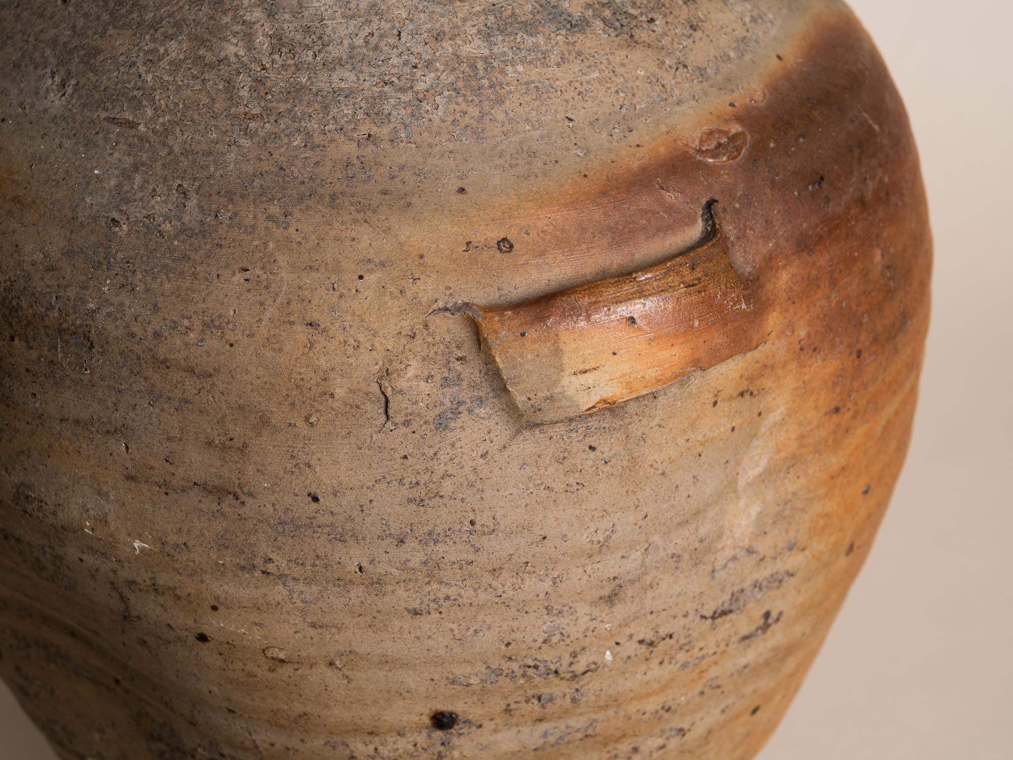 Bombonne à quatre anses en grès de la Borne, France (XVIIe / XVIIIe siècles)..Stoneware folk bottle pot by anonymous La Borne potters, France (17th / 18th century)