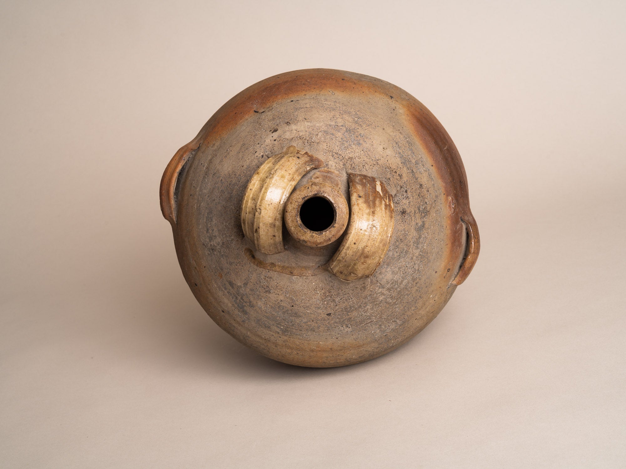 Bombonne à quatre anses en grès de la Borne, France (XVIIe / XVIIIe siècles)..Stoneware folk bottle pot by anonymous La Borne potters, France (17th / 18th century)