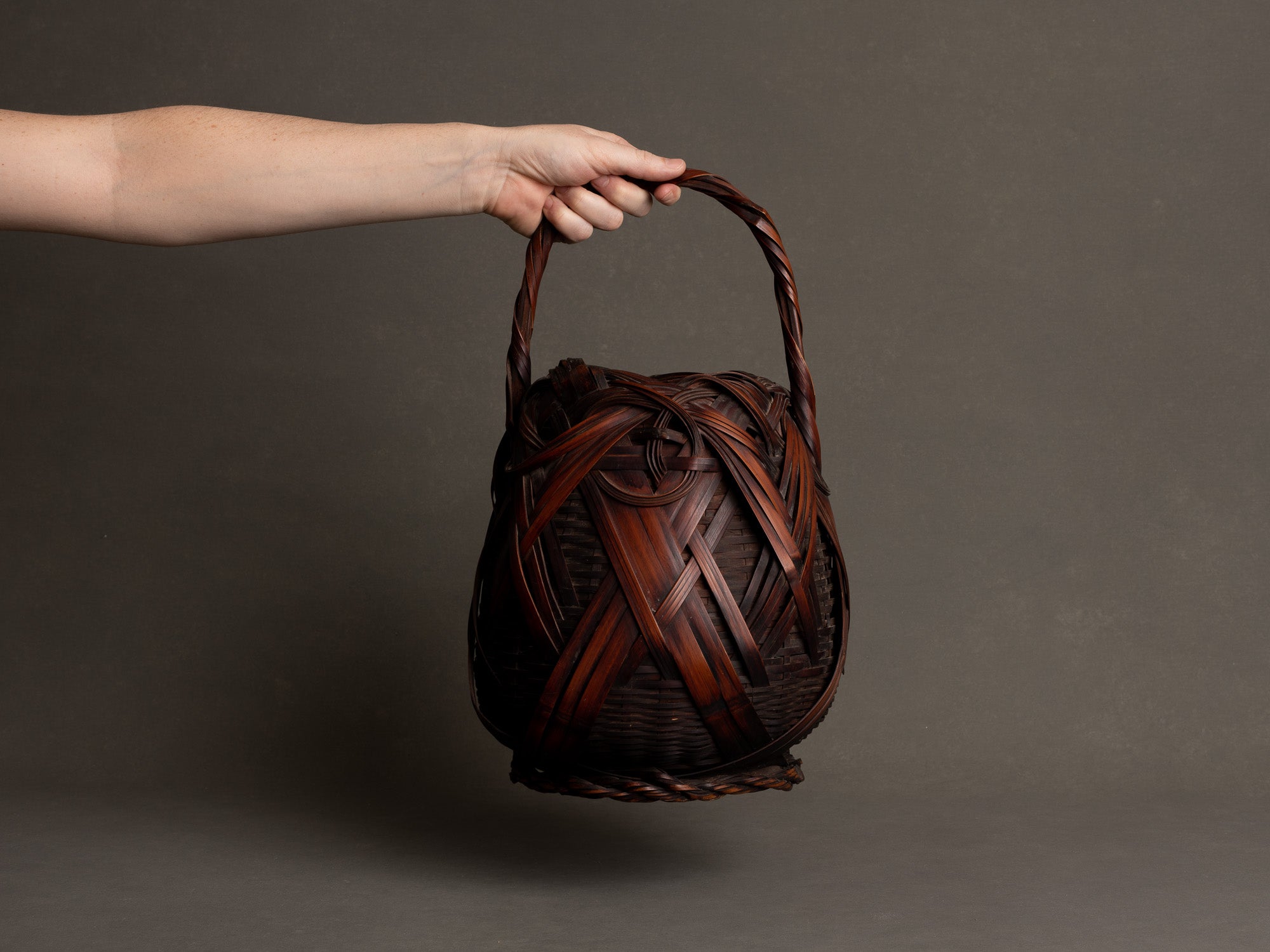 Hanakago, Panier en bambou pour l'ikebana, Japon (Ère Taishō / début ère Shōwa)..Huge Hanakago Ikebana bamboo basket, Japan (Taishō era / early Shōwa era)