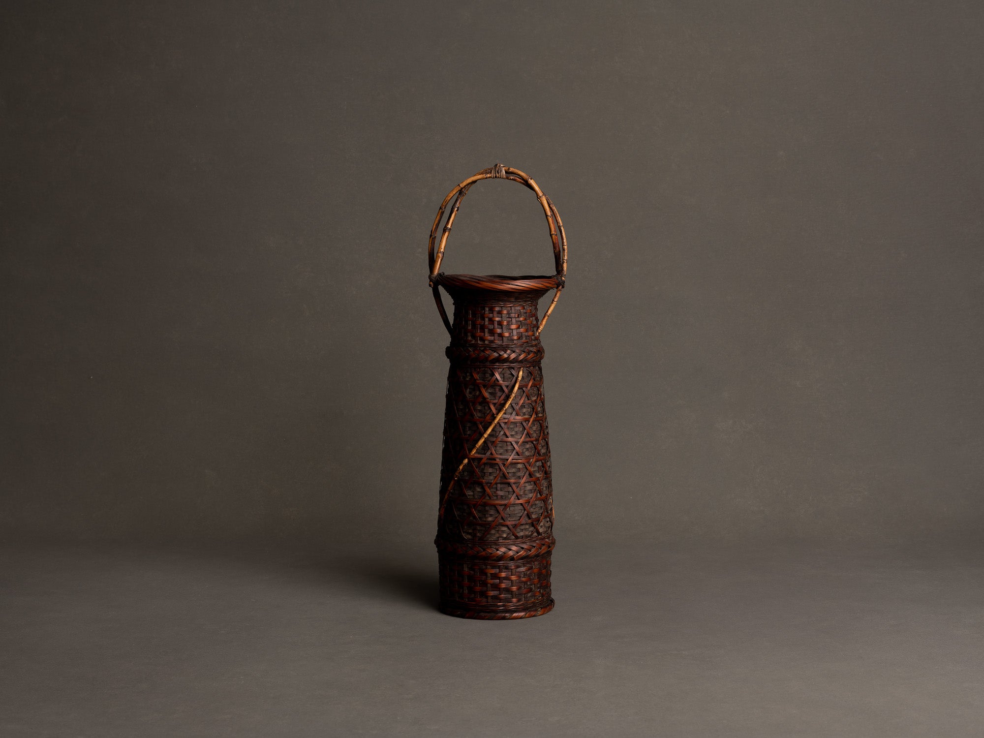 Rare hanakago, haut panier à anse pour l'ikebana, Japon (Ère Taishō / début ère Shōwa)..Huge Hanakago Ikebana bamboo basket with natural bamboo handle, Japan (Taishō era / early Shōwa era)