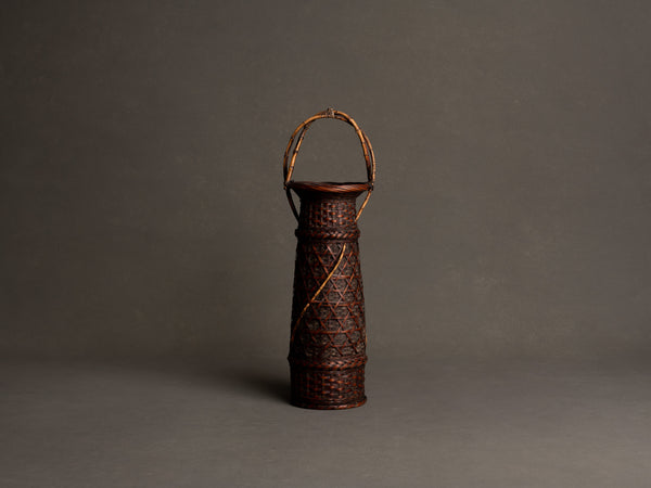 Rare hanakago, haut panier à anse pour l'ikebana, Japon (Ère Taishō / début ère Shōwa)..Huge Hanakago Ikebana bamboo basket with natural bamboo handle, Japan (Taishō era / early Shōwa era)