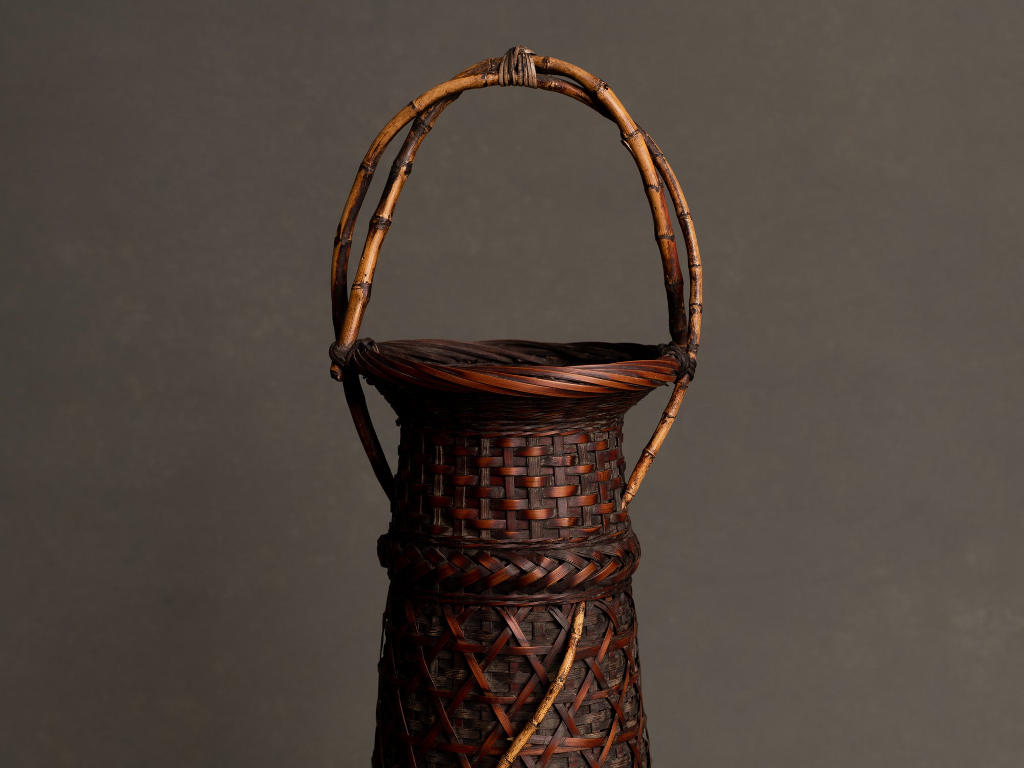 Rare hanakago, haut panier à anse pour l'ikebana, Japon (Ère Taishō / début ère Shōwa)..Huge Hanakago Ikebana bamboo basket with natural bamboo handle, Japan (Taishō era / early Shōwa era)