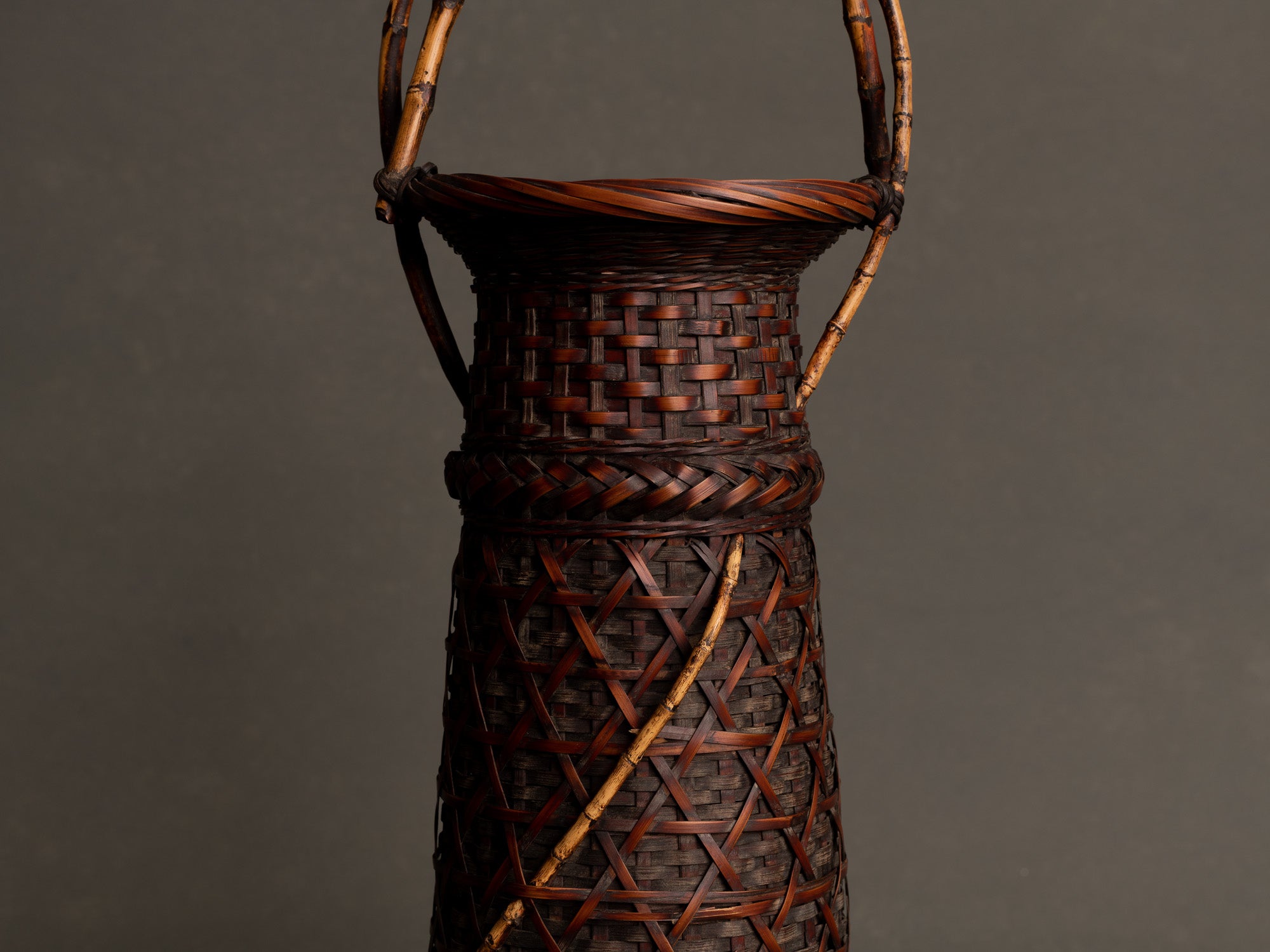 Rare hanakago, haut panier à anse pour l'ikebana, Japon (Ère Taishō / début ère Shōwa)..Huge Hanakago Ikebana bamboo basket with natural bamboo handle, Japan (Taishō era / early Shōwa era)