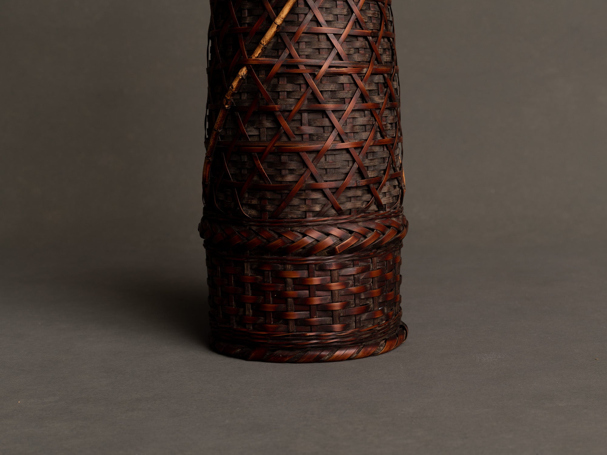 Rare hanakago, haut panier à anse pour l'ikebana, Japon (Ère Taishō / début ère Shōwa)..Huge Hanakago Ikebana bamboo basket with natural bamboo handle, Japan (Taishō era / early Shōwa era)